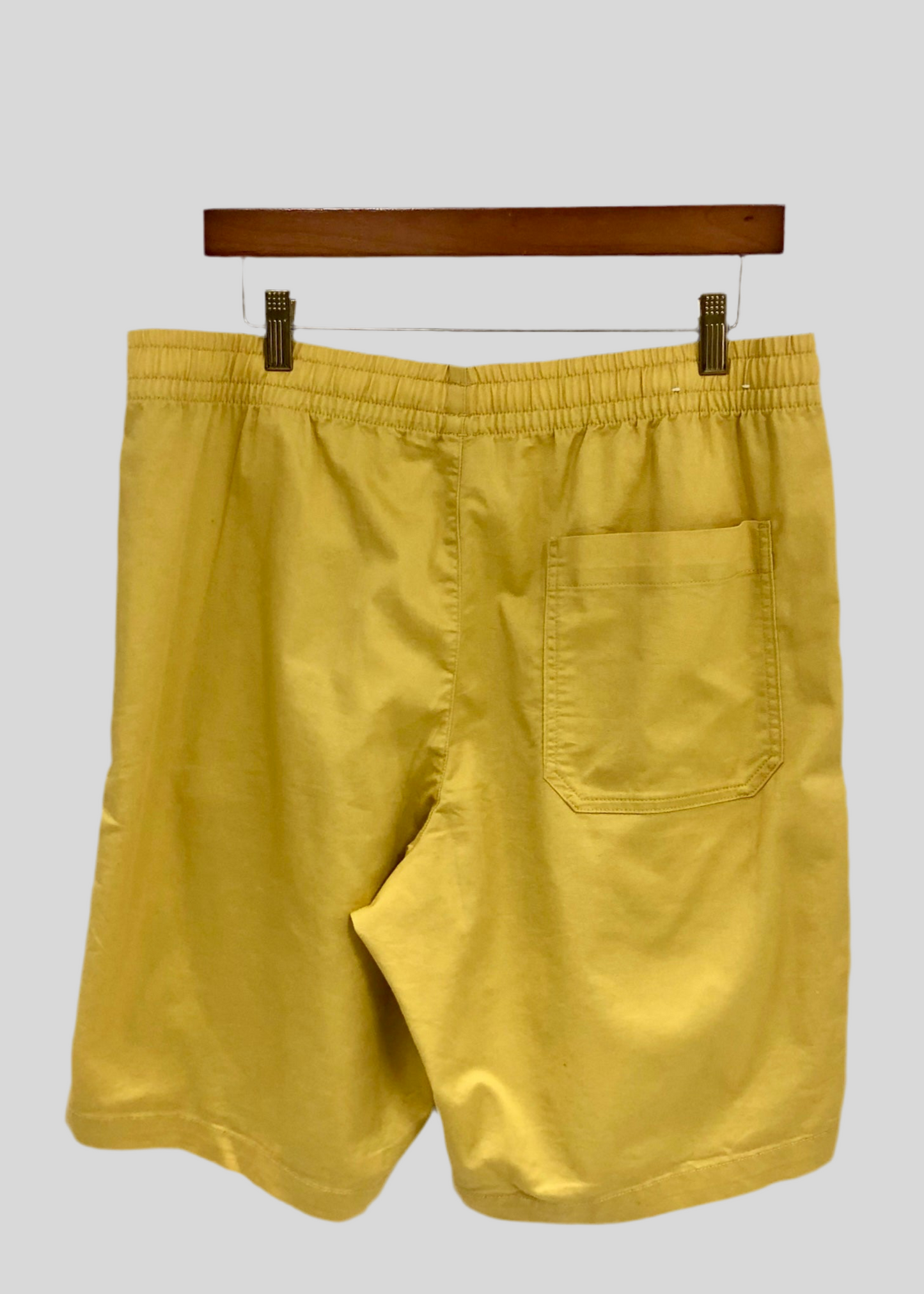 Short Casual Uniqlo 🇯🇵 color mostaza talla L