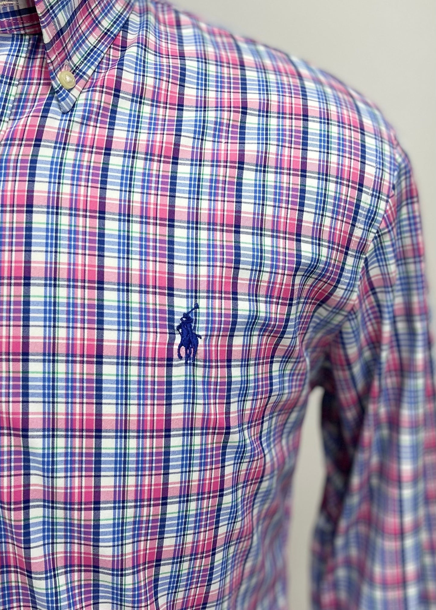 Camisa Polo Ralph Lauren 🏇🏼 color blanco con patrón de cuadros rosado y azul Talla M Entalle Slim Fit