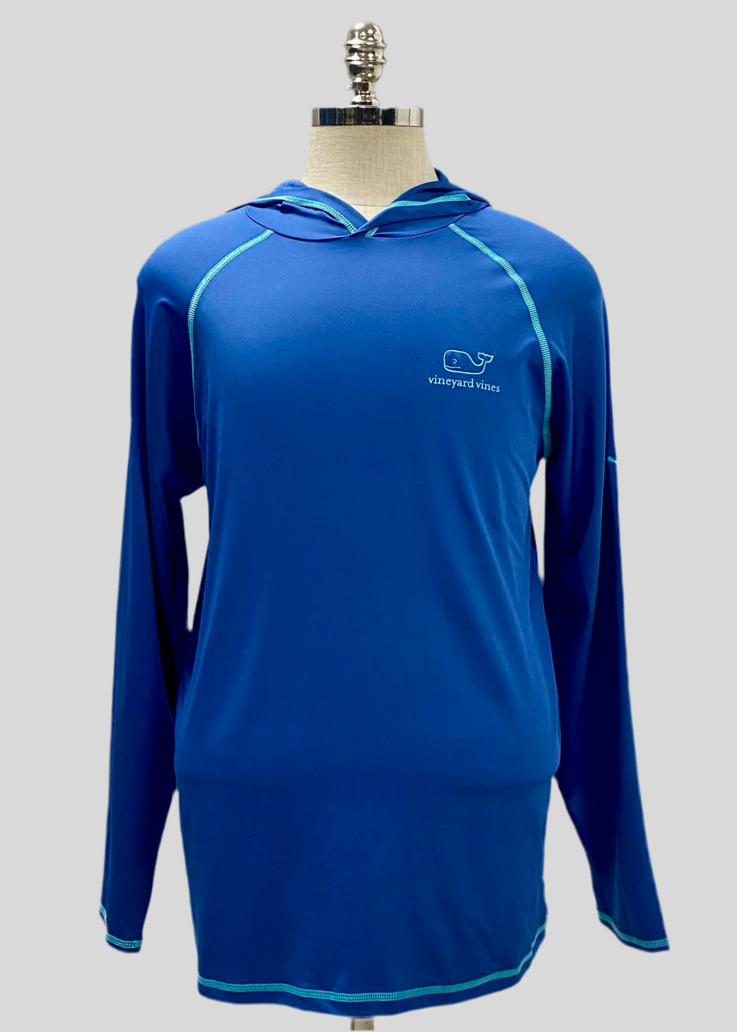 Camiseta con capucha Vineyard Vines 🐳 Tela Performance color azul y logo en turquesa Talla M Entalle Regular