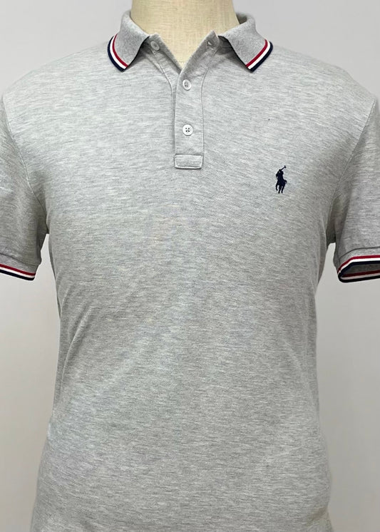 Camiseta Polo Ralph Lauren 🏇🏼 color gris claro con diseño de cuello y manga Talla M Custom Fit