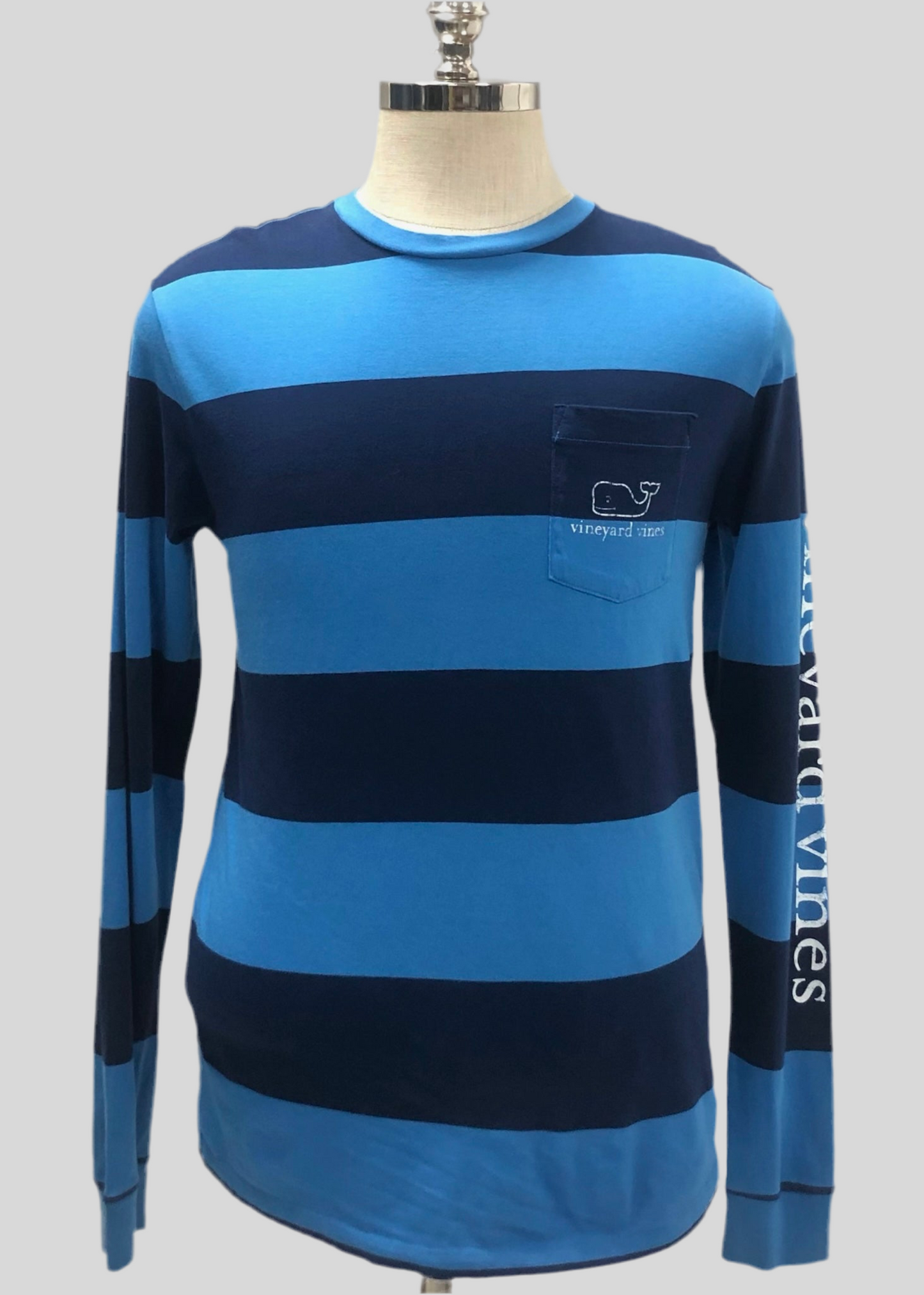 Camiseta de bolsillo Vineyard Vines 🐳 con  franjas en celeste y azul nav con Diseño de ballena en blanco Talla S