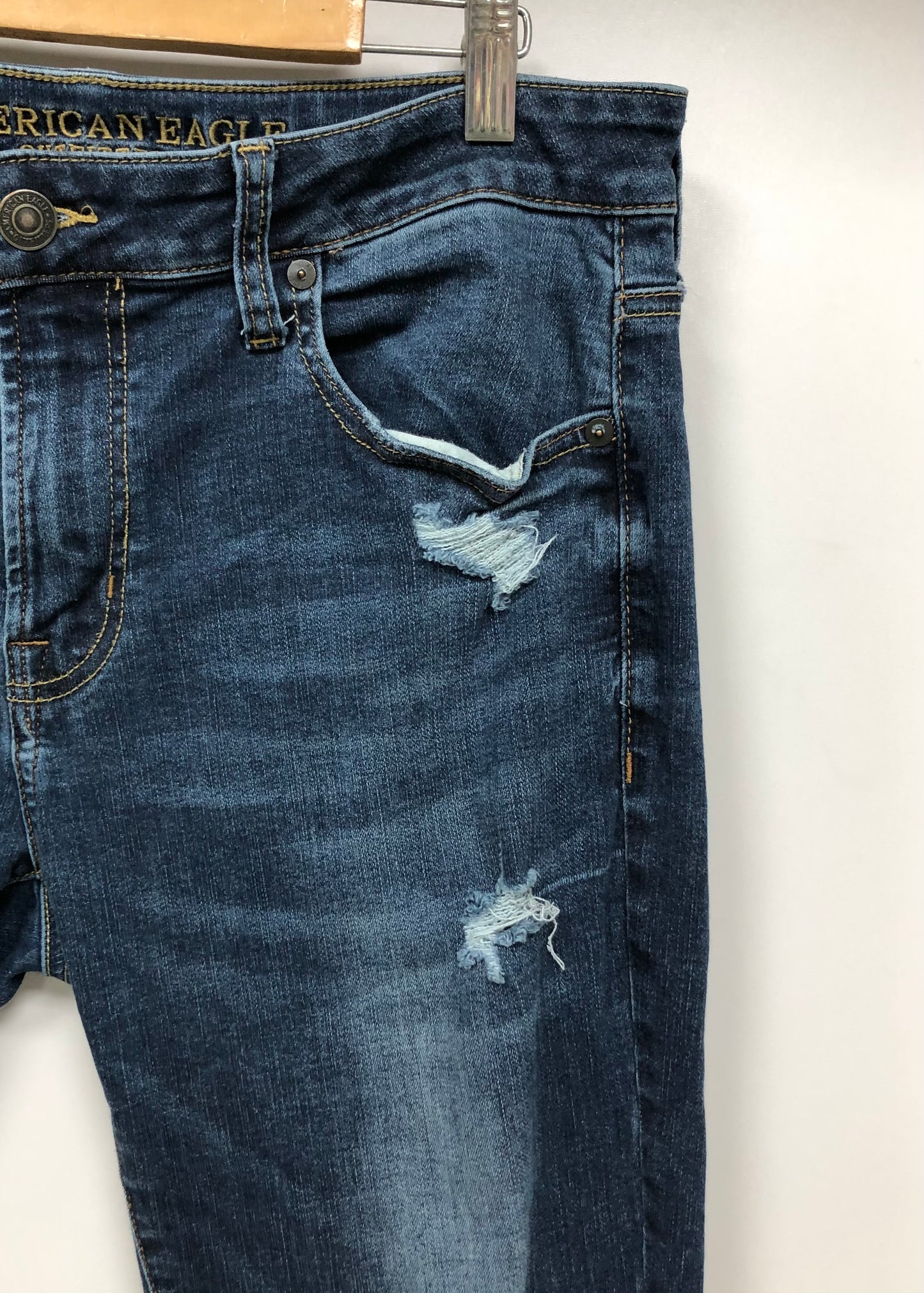 Pantalon jeans American Eagle 🦅  color azul oscuro y diseño descosido Talla 33x32 Corte Skinny