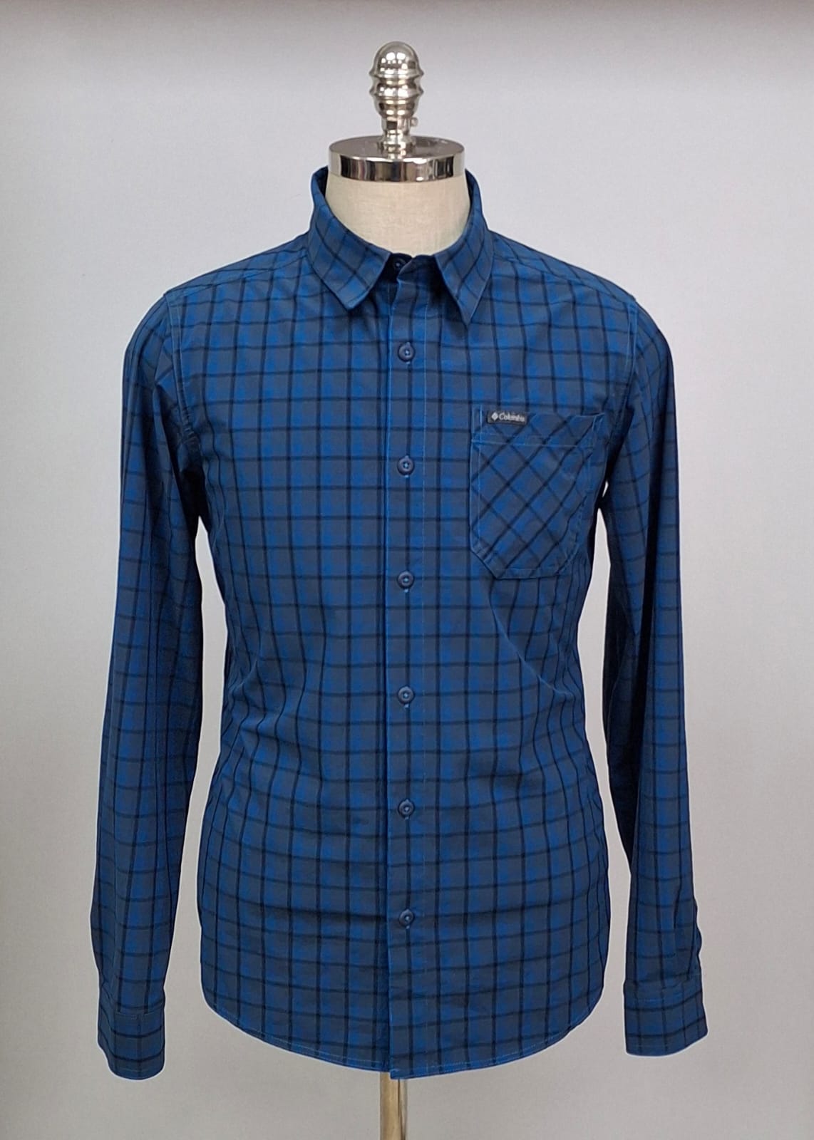 Camisa Columbia 🔹 Con patrón de cuadros en color azul, gris y negro Talla M