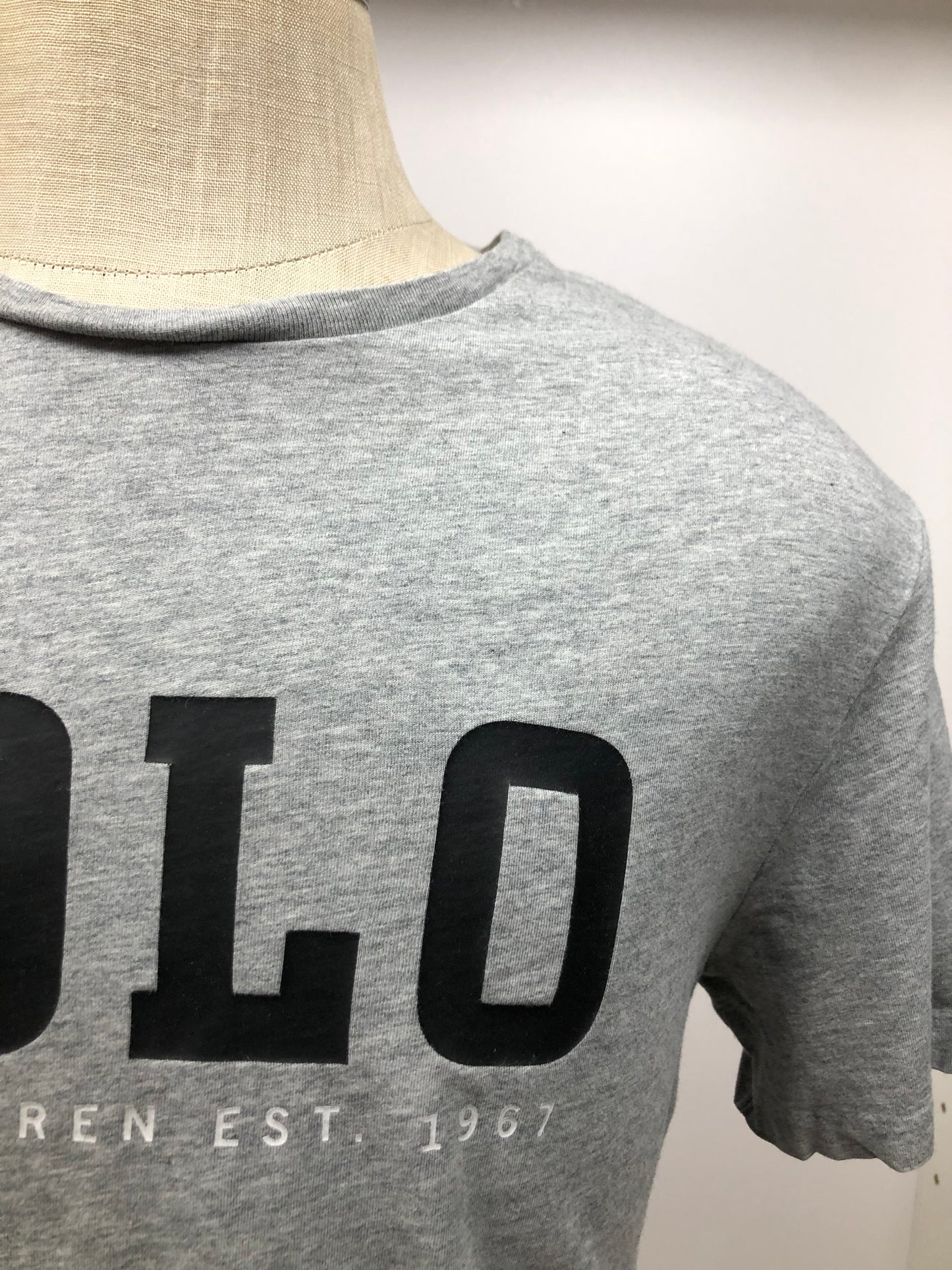 Camiseta cuello redondo Polo Ralph Lauren 🏇🏼 color gris claro con diseño en letras Polo en negro Talla L Entalle Regular (ver descripción)