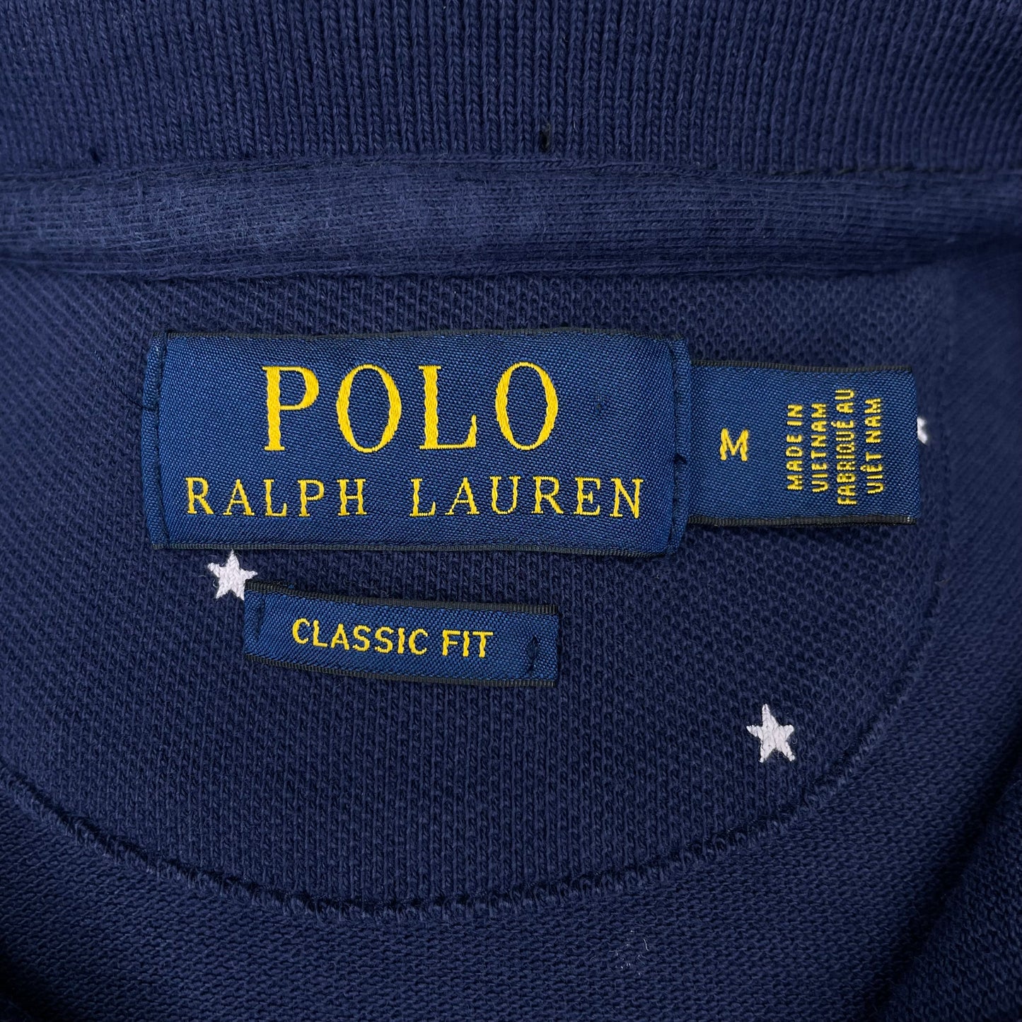 Camiseta Polo Ralph Lauren 🏇🏼 Color azul navy con diseño de estrellas en color blanco Talla M Entalle Clásico