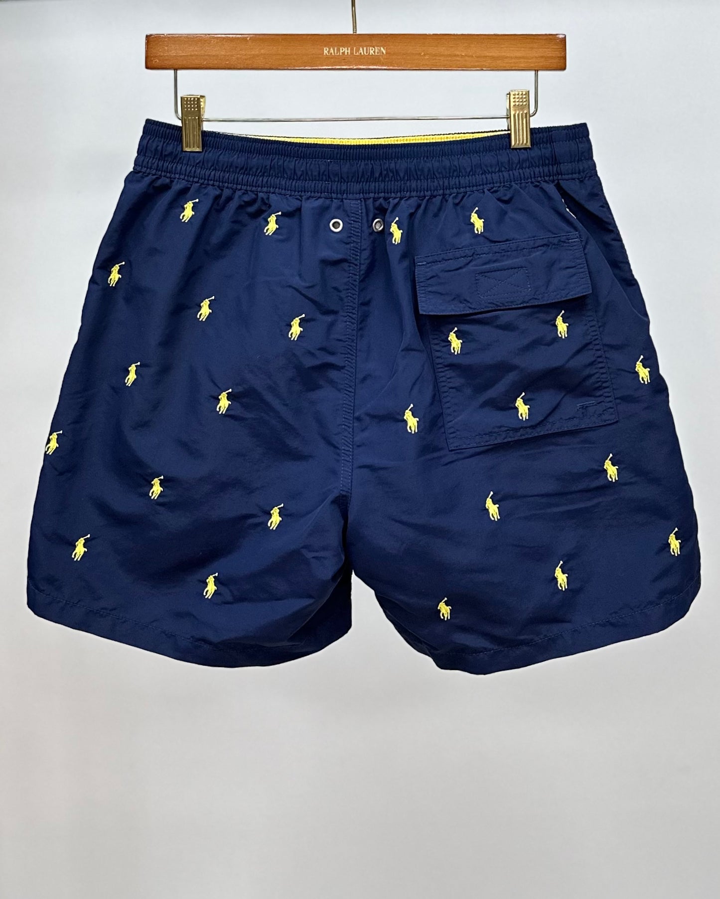 Short de baño Polo Ralph Lauren 🏇🏼 color azul navy con diseño de logos en amarillo talla M