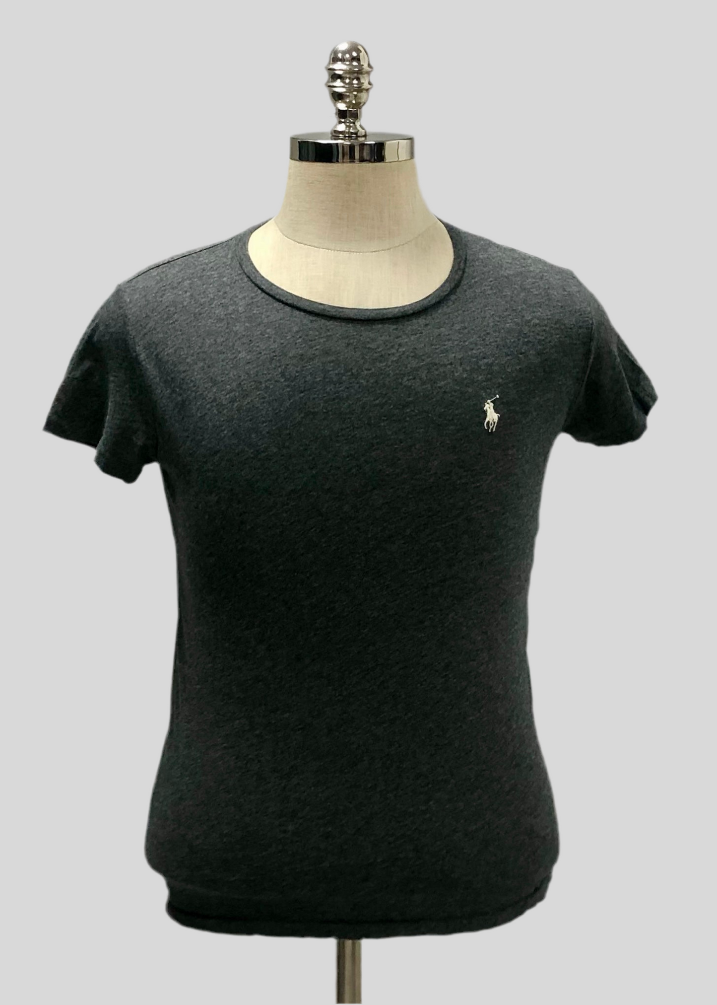 Camiseta de mujer cuello redondo Polo Ralph Lauren 🏇🏼 color gris oscuro con logo en color blanco Talla M Entalle Regular