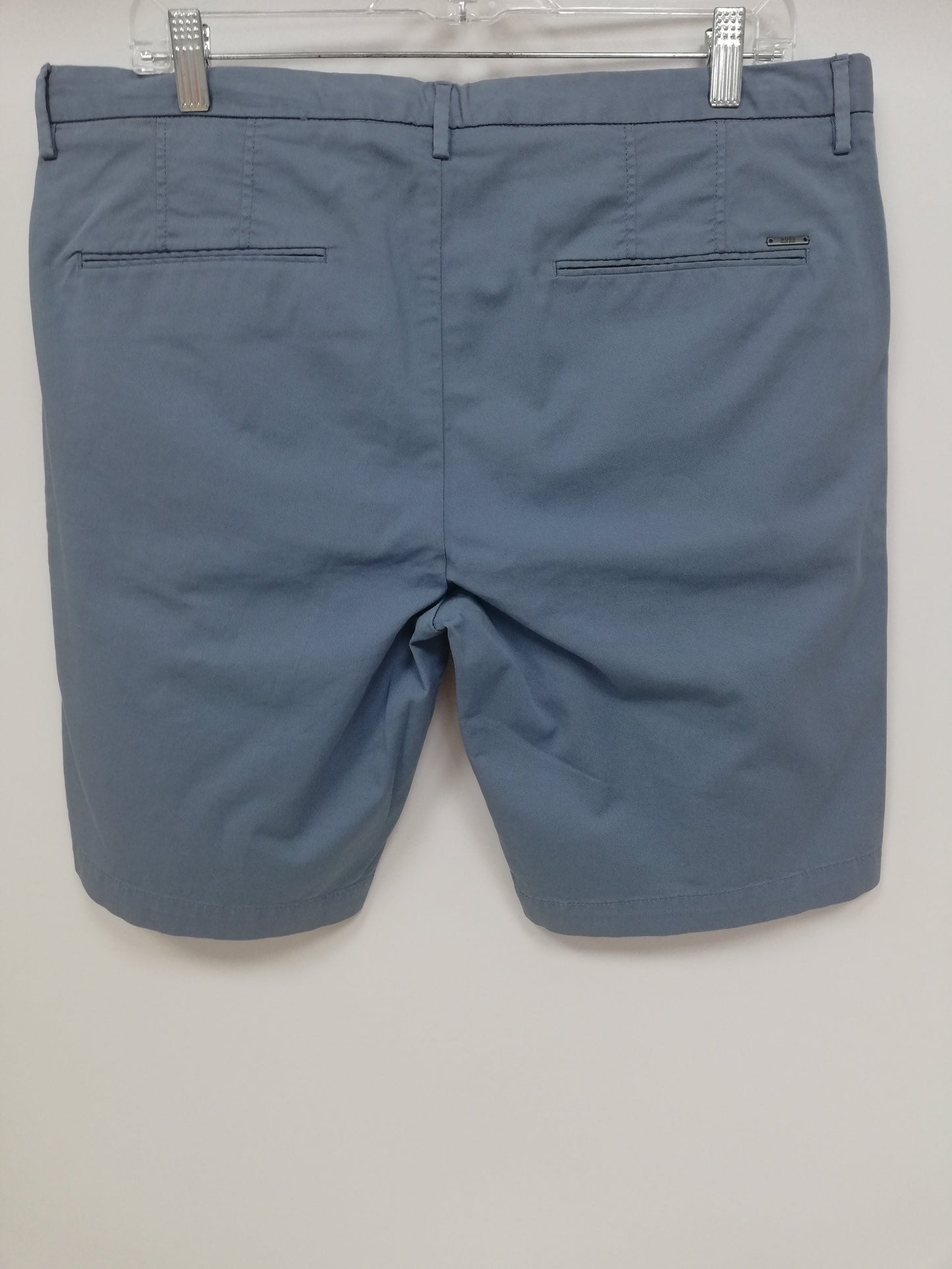 Short Casual Hugo Boss 🇩🇪 color celeste grisáceo Talla 36