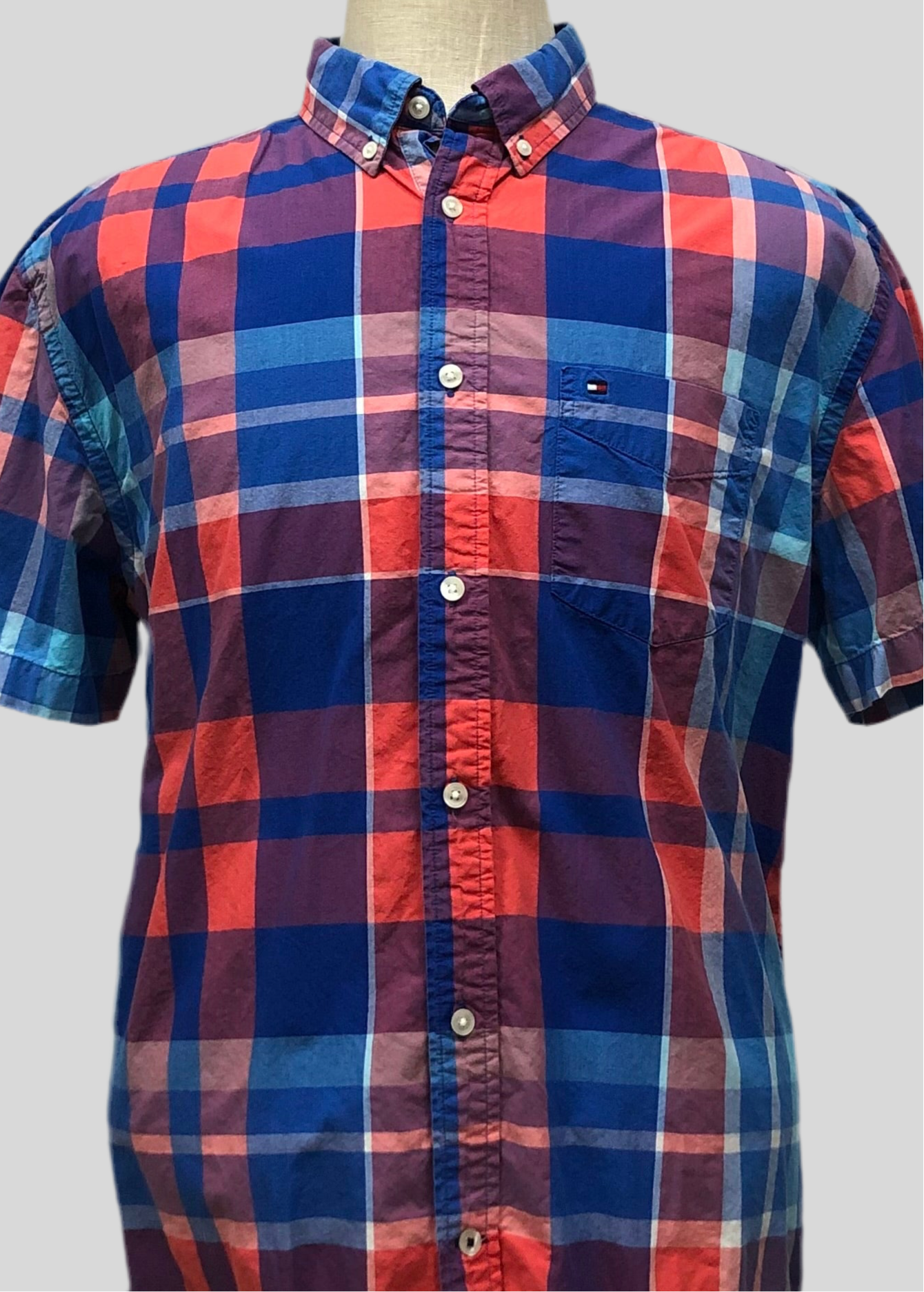 Camisa Tommy Hilfiger 🇺🇸 con patrón de cuadros en azul, rojo y blanco Talla XL Entalle Clásico