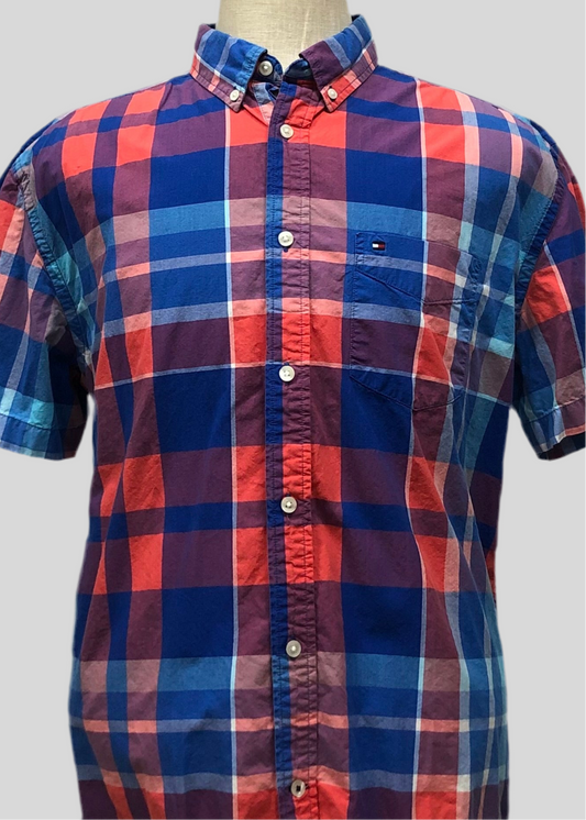 Camisa Tommy Hilfiger 🇺🇸 con patrón de cuadros en azul, rojo y blanco Talla XL Entalle Clásico