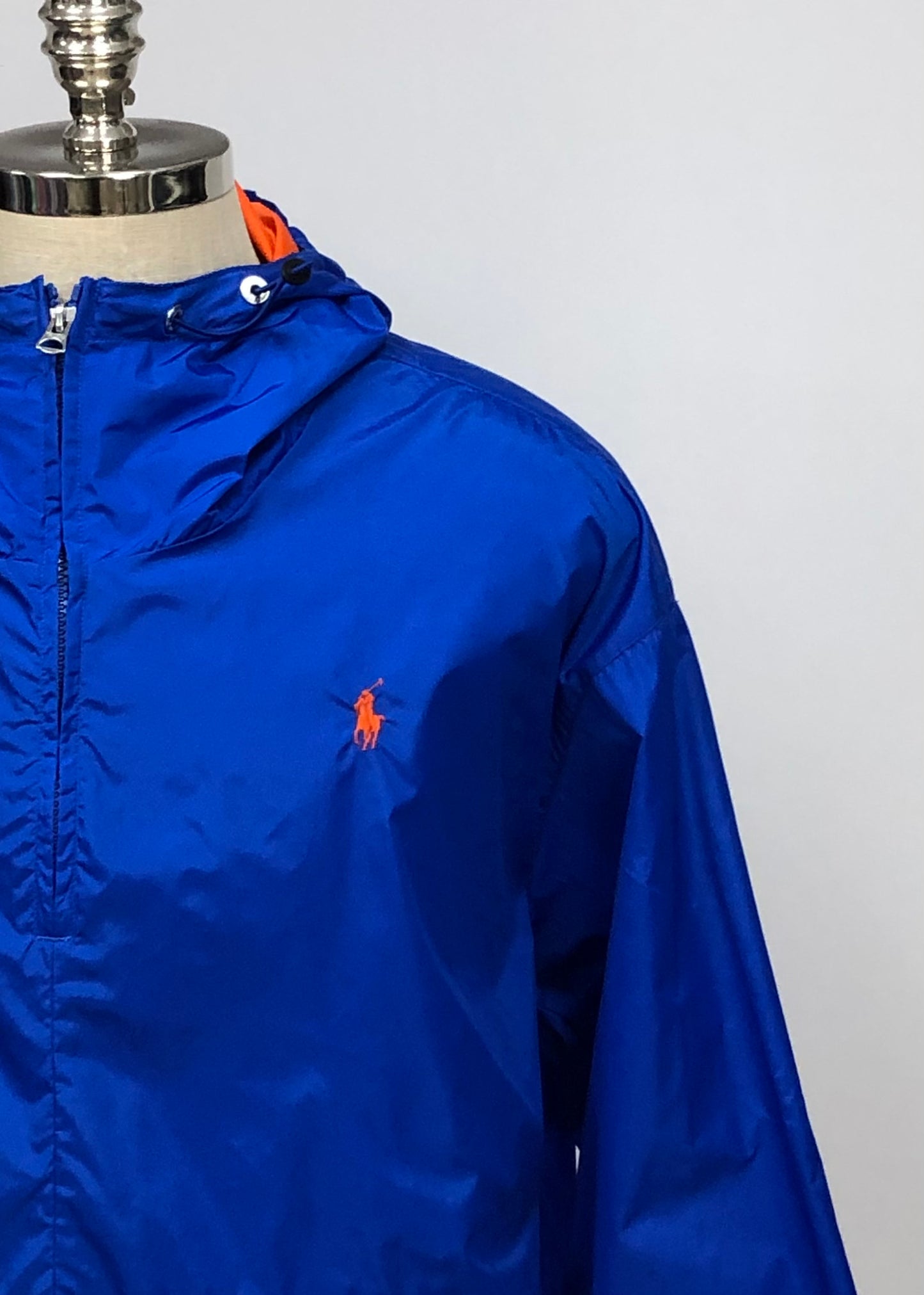 Jacket con capucha Polo Ralph Lauren 🏇🏼 Impermeable color azul intenso y con zíper de 1/4 con logo en color naranja Talla XL