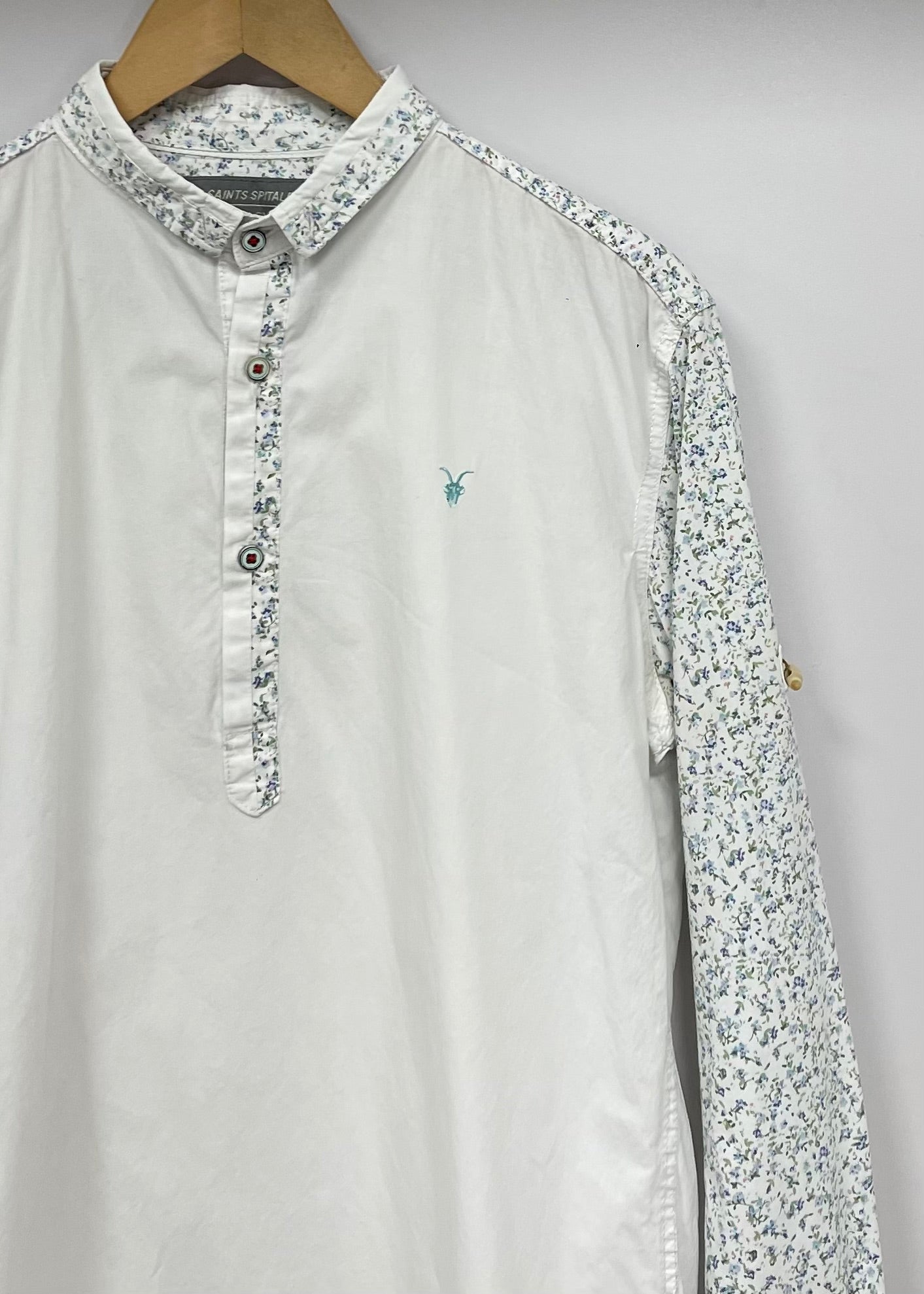 Camisa de botones Allsaints 🦌 color blanco con diseño floral en las mangas Talla S Entalle Regular