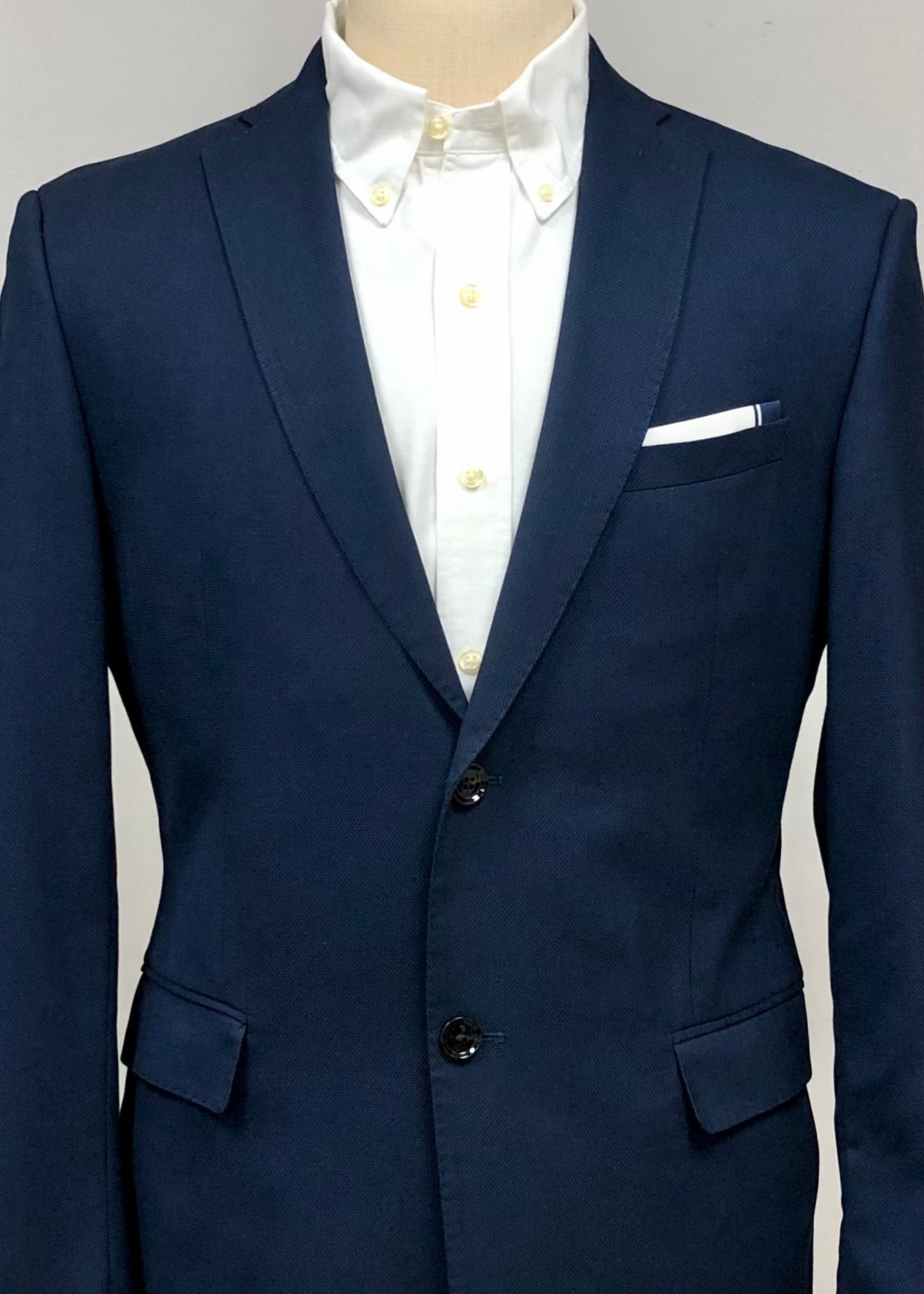 Chaqueta Blazer Zara 🇪🇸 de Corte Slim Fit en tono azul navy Talla Large (42)