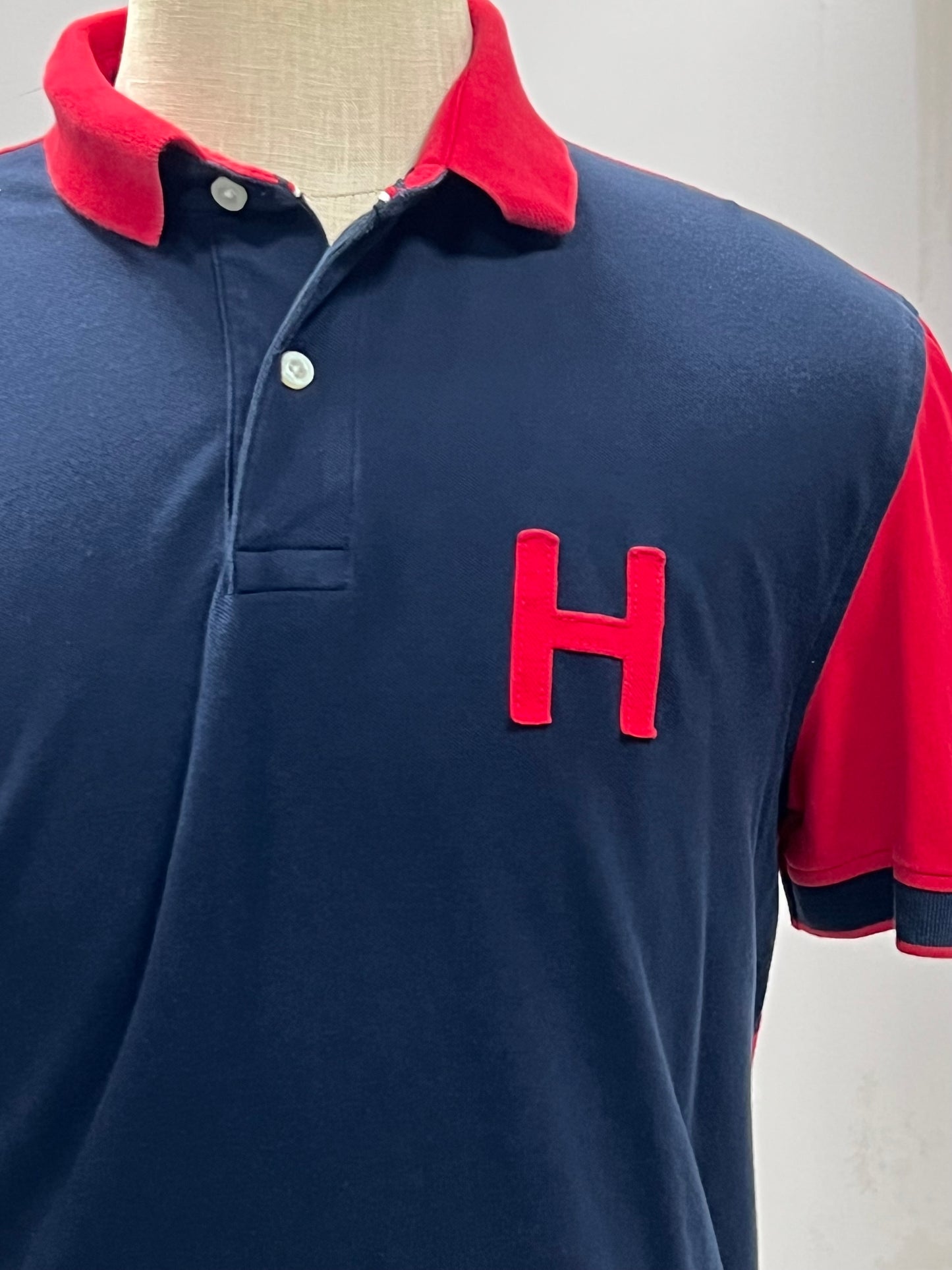 Camiseta Polo Tommy Hilfiger 🇺🇸 color azul navy y mangas y cuello en rojo Talla L Entalle Regular (ver descripción)