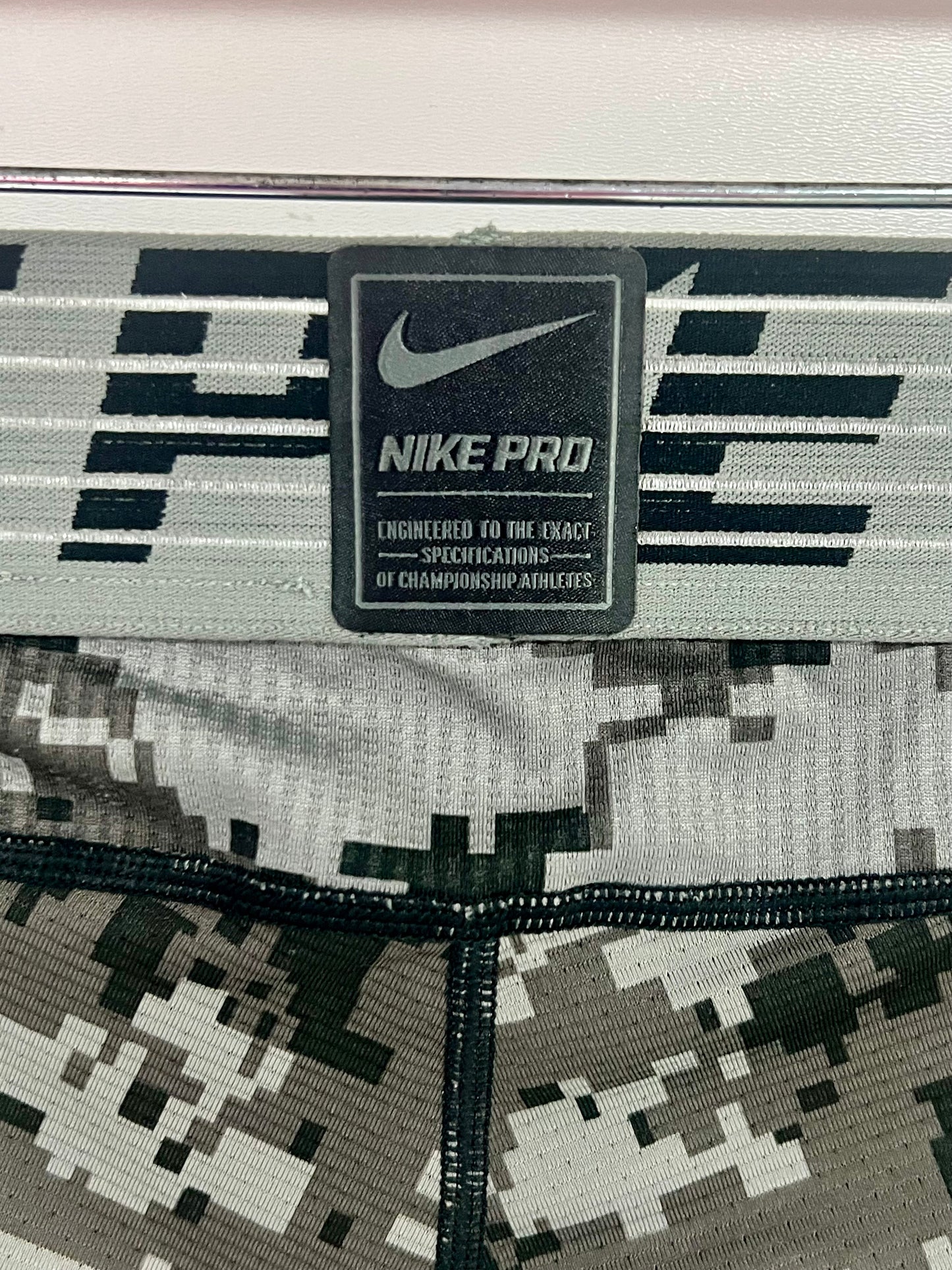 Malla de entrenamiento licra Nike ✔️ Pro HyperCool para hombre con diseño de graffiti en Color gris y negro Talla S