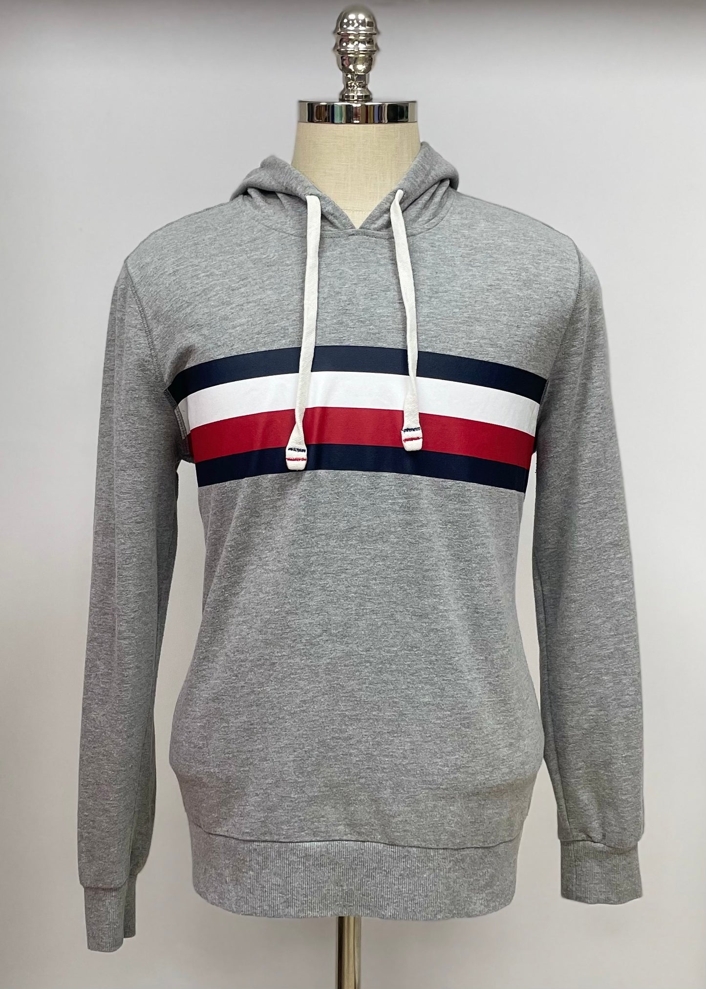 Sueter Jersey con capucha Tommy Hilfiger 🇺🇸 color gris claro y logo de bandera Talla M