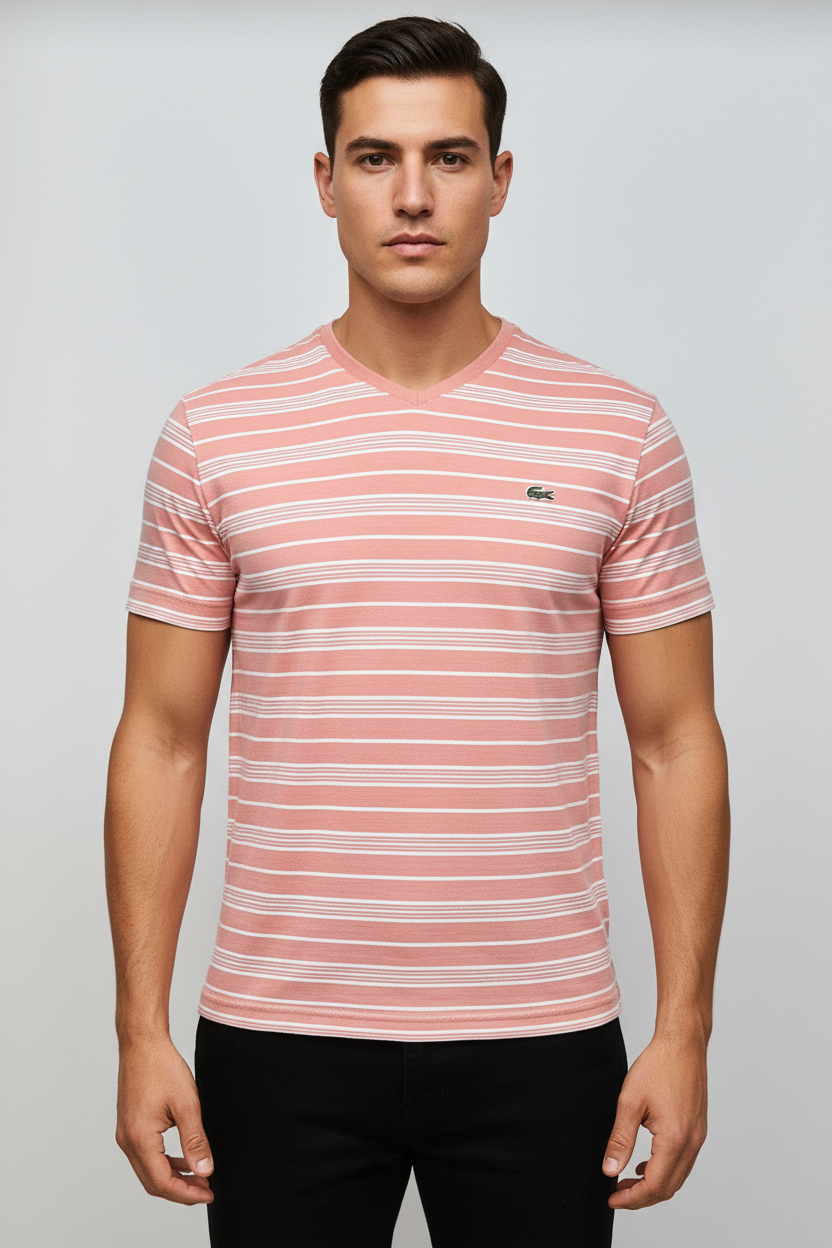 Camiseta cuello V Lacoste 🐊 con patrón de rayas en color rosado salmón y blanco Talla Medium Entalle Regular