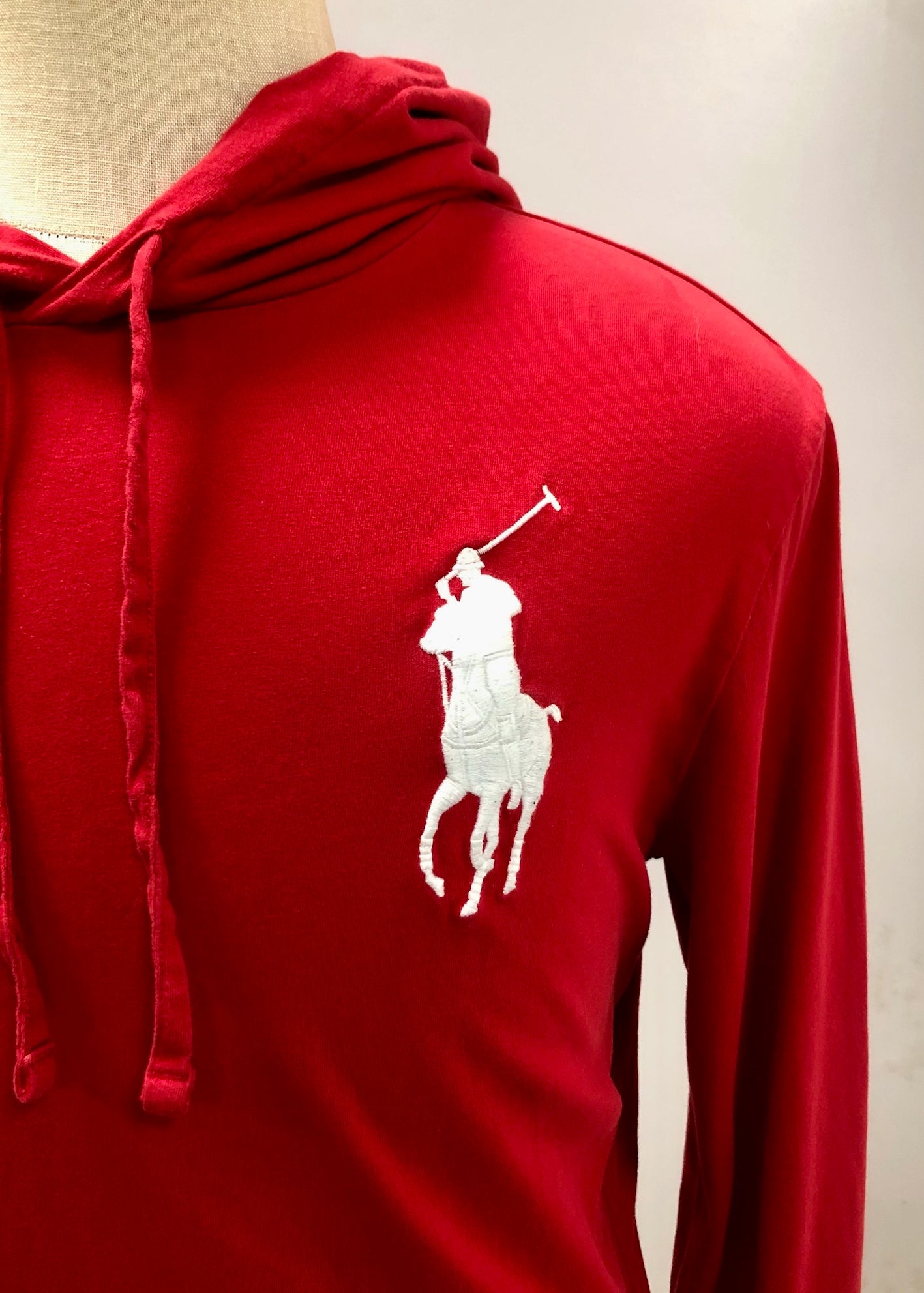 Sueter Jersey con capucha Polo Ralph Lauren 🏇🏼 color rojo con diseño big pony en blanco Talla L