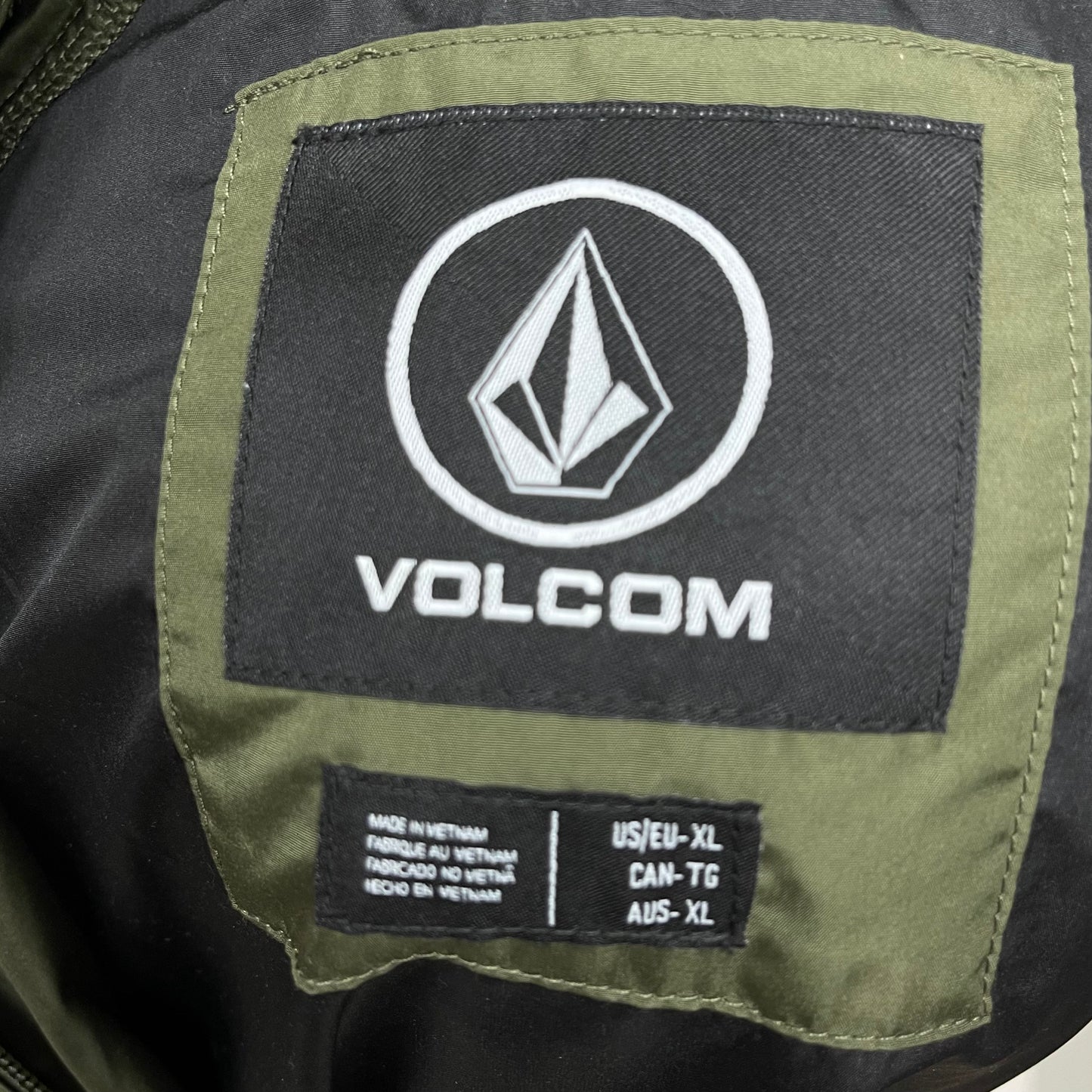 Jacket Volcom 🛹 color verde olivo y negro con zíper completo y logo en color gris claro Talla XL