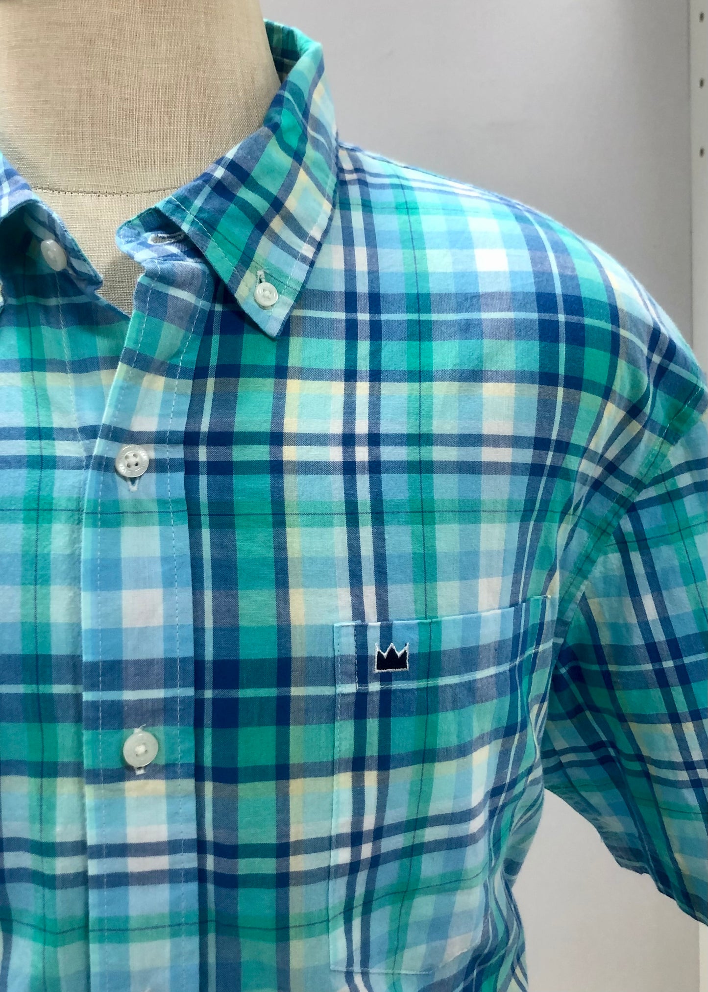Camisa Crown & Ivy 👑 con patrón de cuadros tartán en color turquesa, azul y blanco Talla XXL Entalle Clásico