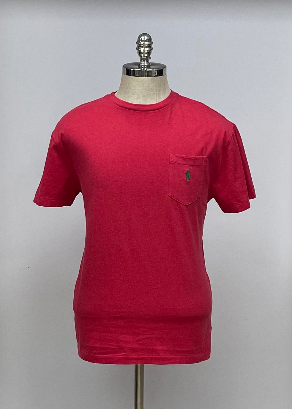 Camiseta cuello Redondo Polo Ralph Lauren 🏇🏼 color rojo con bolsillo Talla Medium Entalle Clásico