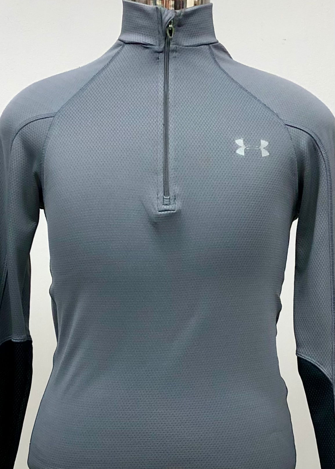 Sueter Jersey Under Armour 🏋🏽 color gris oscuro y logo en color gris claro Talla S Entalle Slim Fit