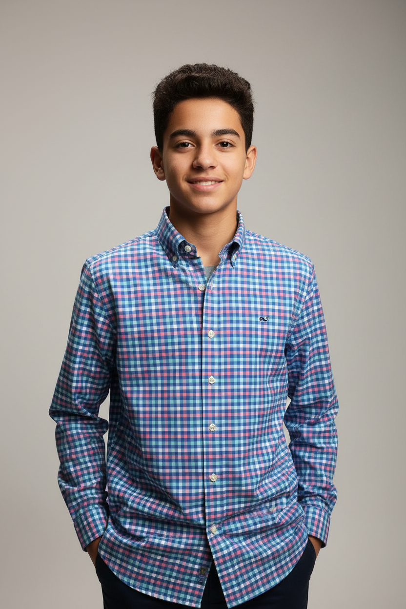 Camisa de niño Vineyard Vines 🐳 Performance con patrón de cuadros en color rosado, celeste y blanco Talla L Entalle Regular