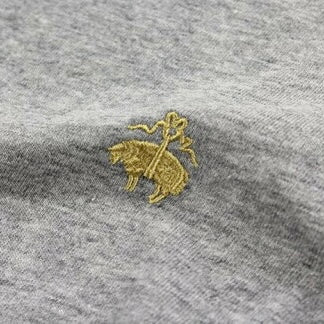 Camiseta cuello redondo Brooks Brothers 🐑 color gris claro y logo dorado Talla XL