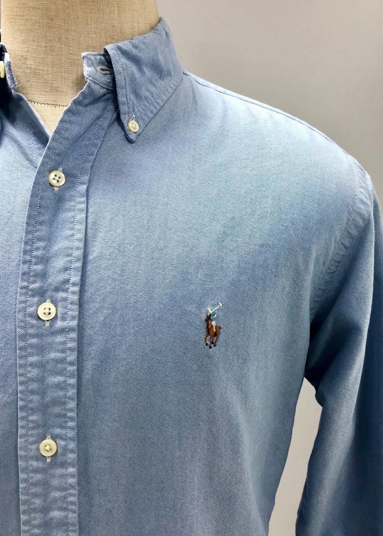 Camisa de botones Polo Ralph Lauren 🏇🏼 Oxford en color celeste Talla M Entalle regular (ver descripción)
