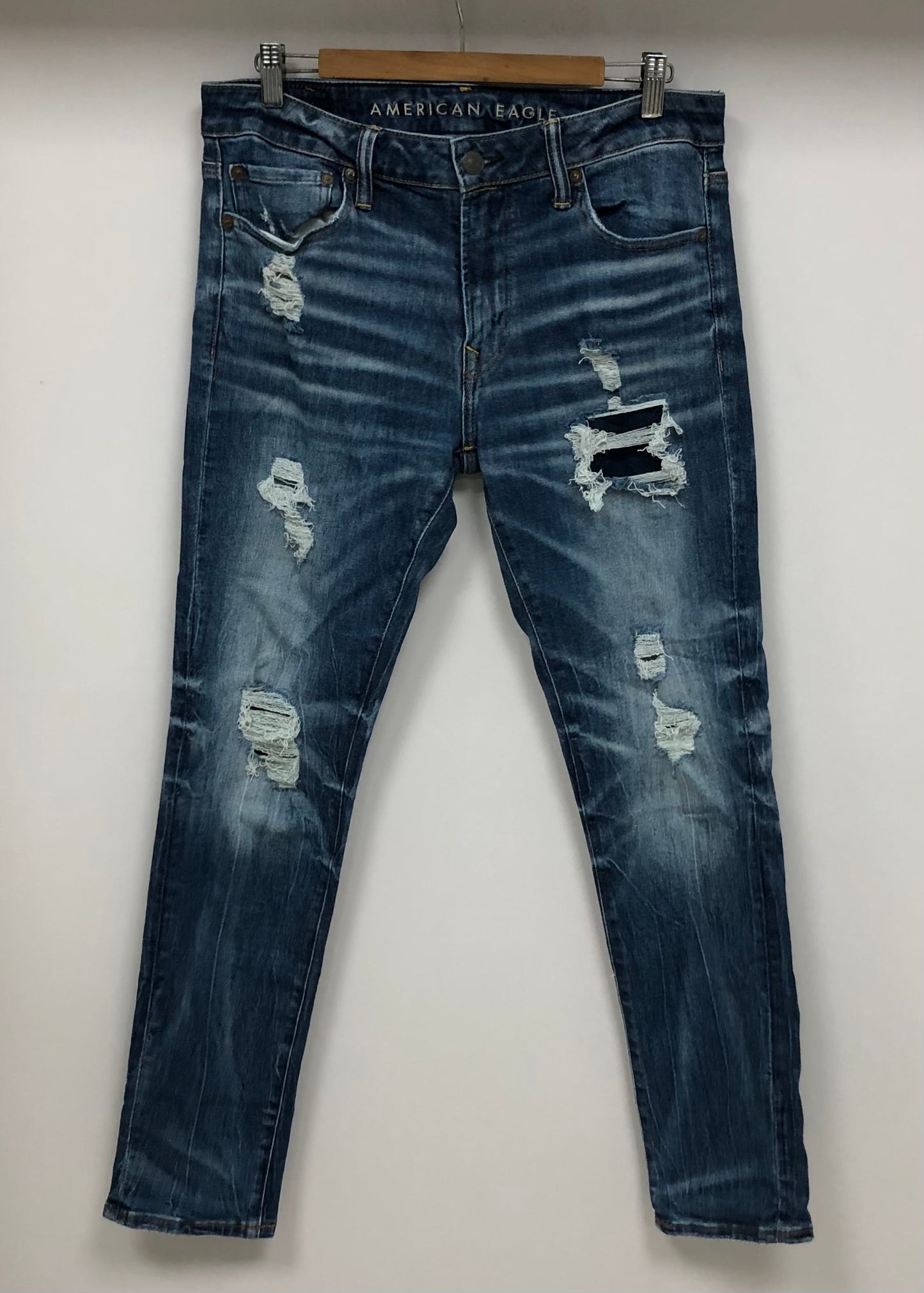 Pantalon jeans American Eagle 🦅  color azul y diseño descosido Talla 33x32 Corte Slim Fit