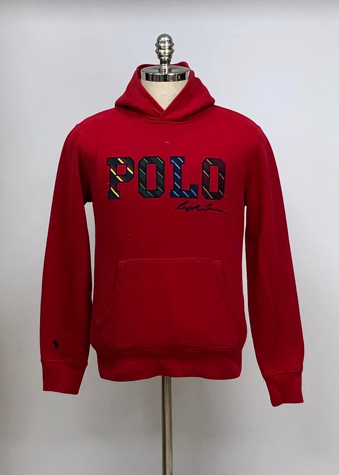 Sudadera Hoodie Polo Ralph Lauren 🏇🏼 color rojo y logo en letras multicolor Talla S