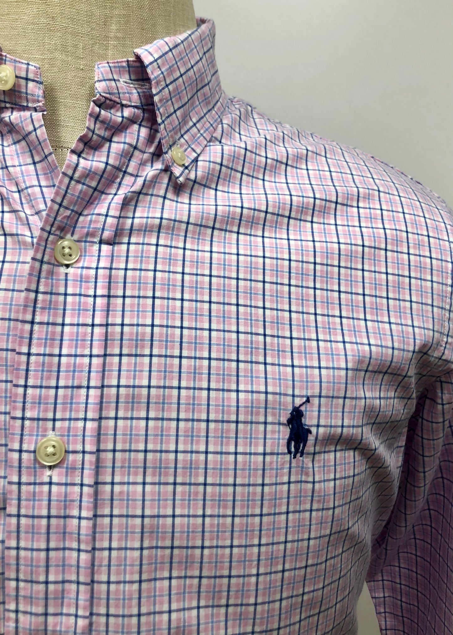 Camisa Polo Ralph Lauren 🏇🏼 color blanco con patron de cuadros en rosado, celeste y azul navy Talla S Entalle Regular