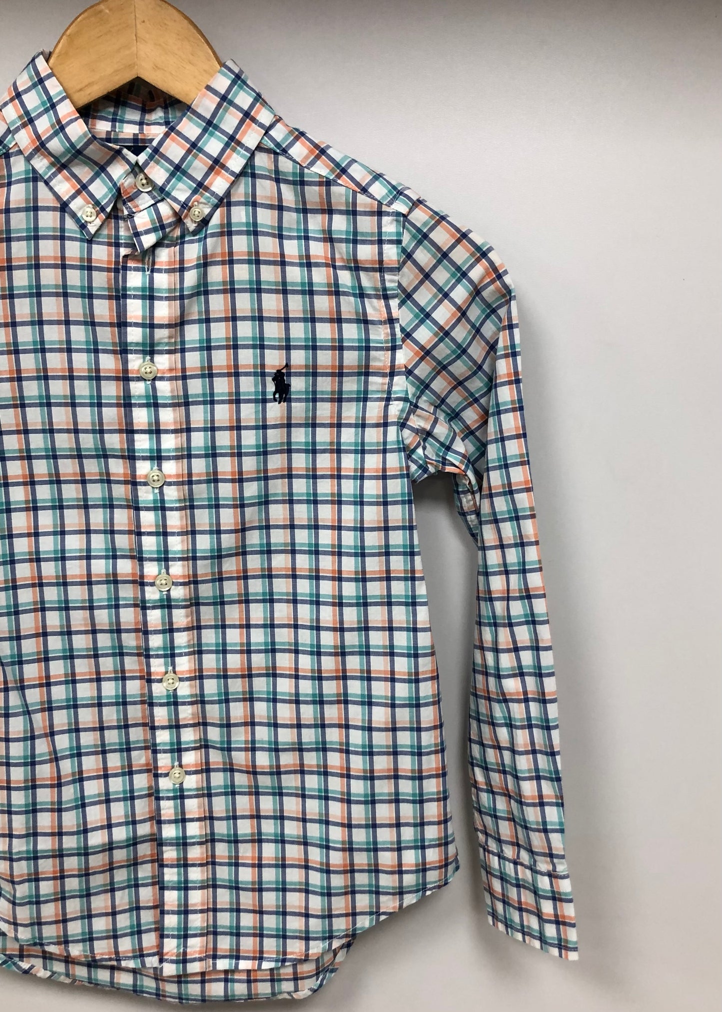 Camisa Polo Ralph Lauren 🏇🏼 color blanco con patron de cuadros en azul, naranja y verde Talla S (8) de niño Entalle Regular
