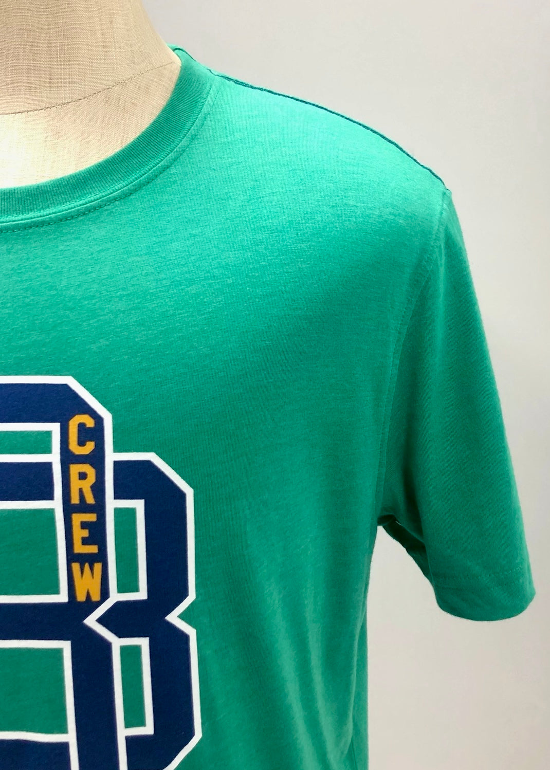 Camiseta cuello redondo Brooks Brothers 🐑 color verde y diseño de logo universitario Talla L (ver descripción)