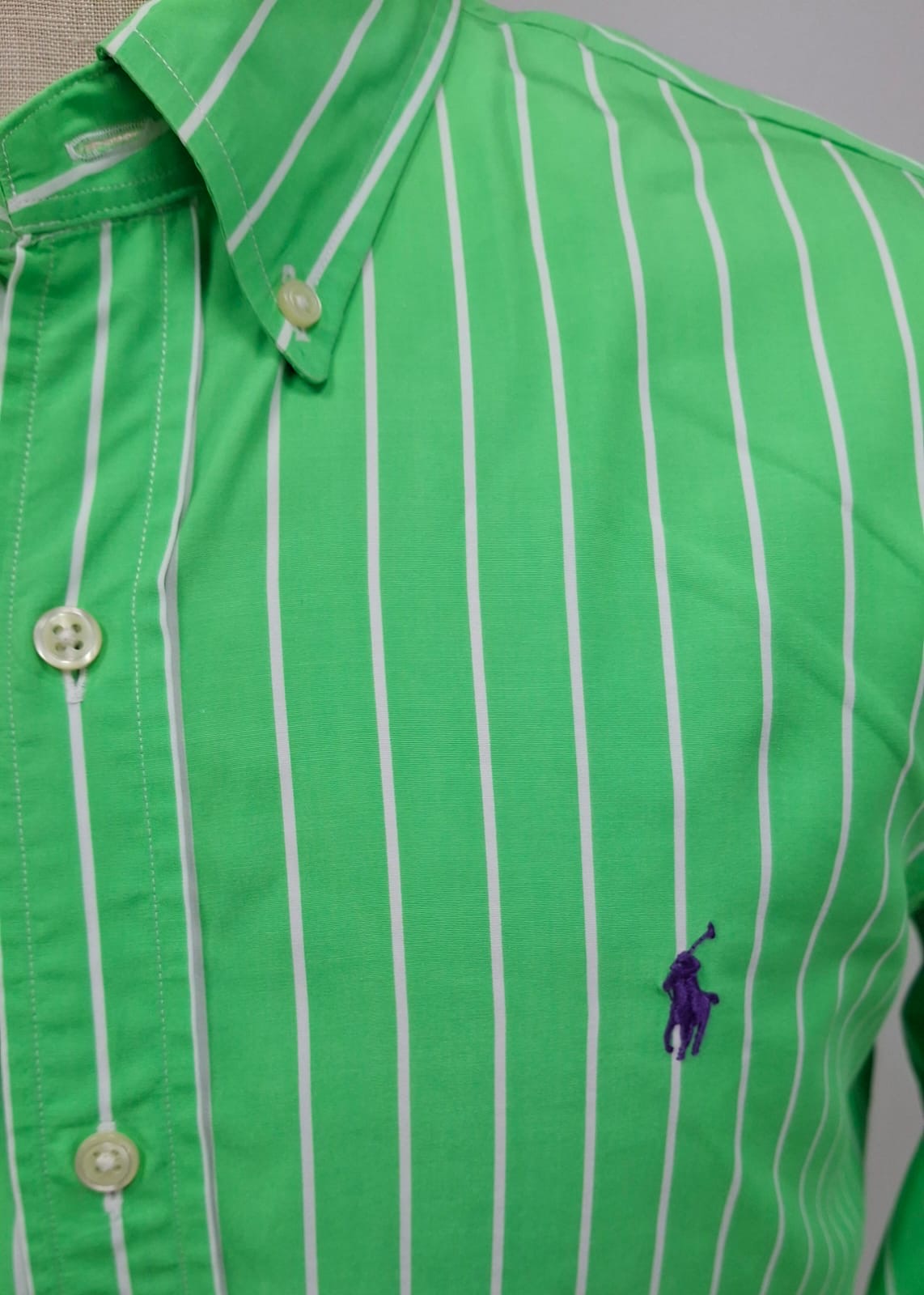 Camisa Polo Ralph Lauren 🏇🏼 color verde con patron de rayas en color Blanco Talla L Entalle Custom Fit