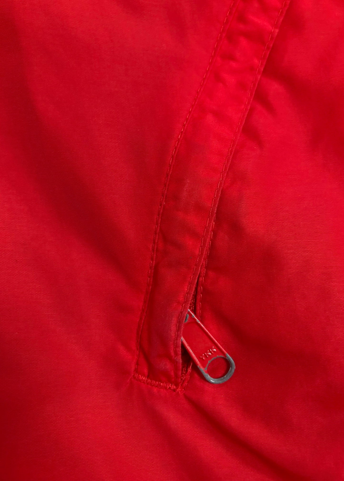 Jacket Columbia 🔷 color rojo con zíper completo Talla XL (ver descripción)