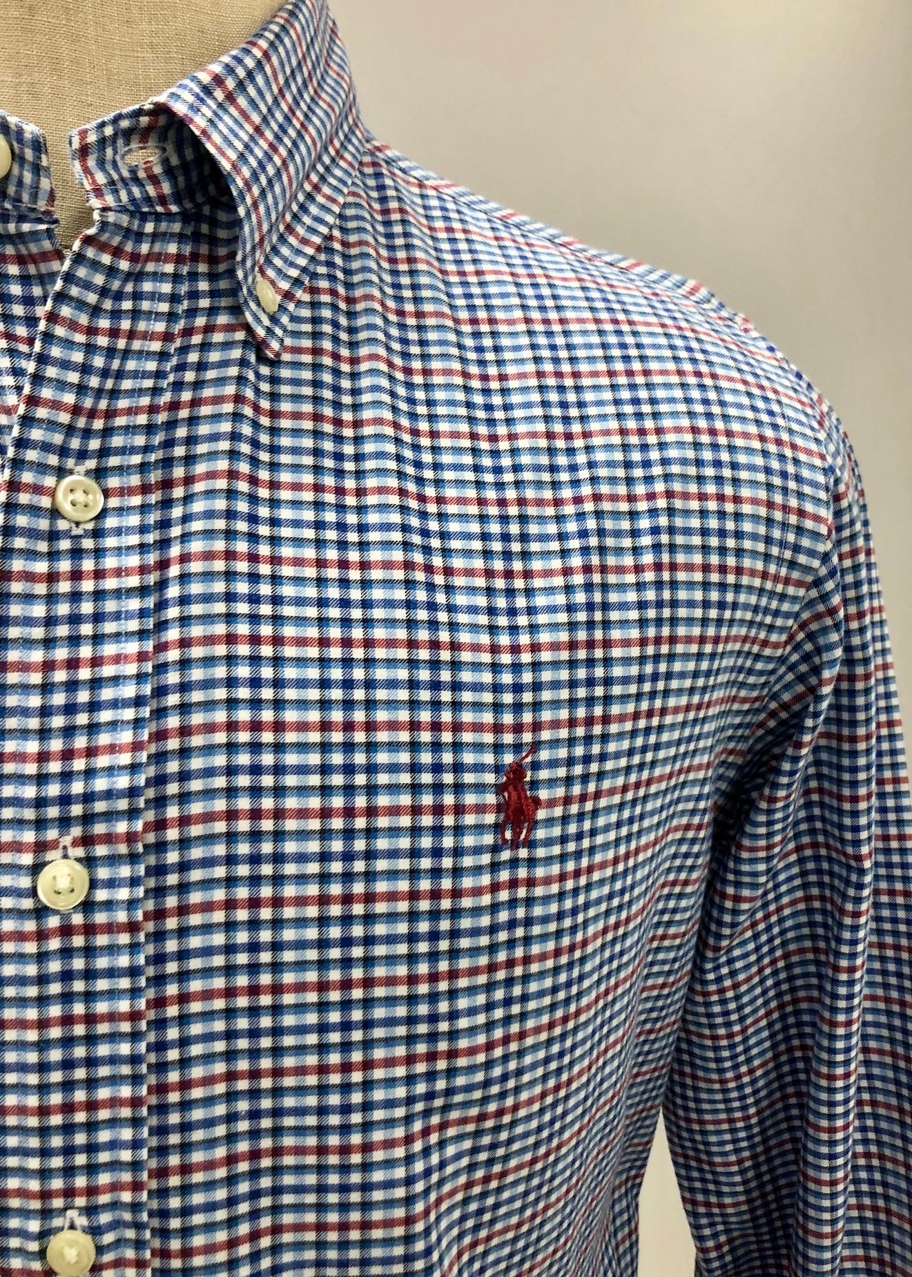 Camisa Polo Ralph Lauren 🏇🏼 color blanco de cuadros en celeste. azul y rojo Talla M Entalle Regular