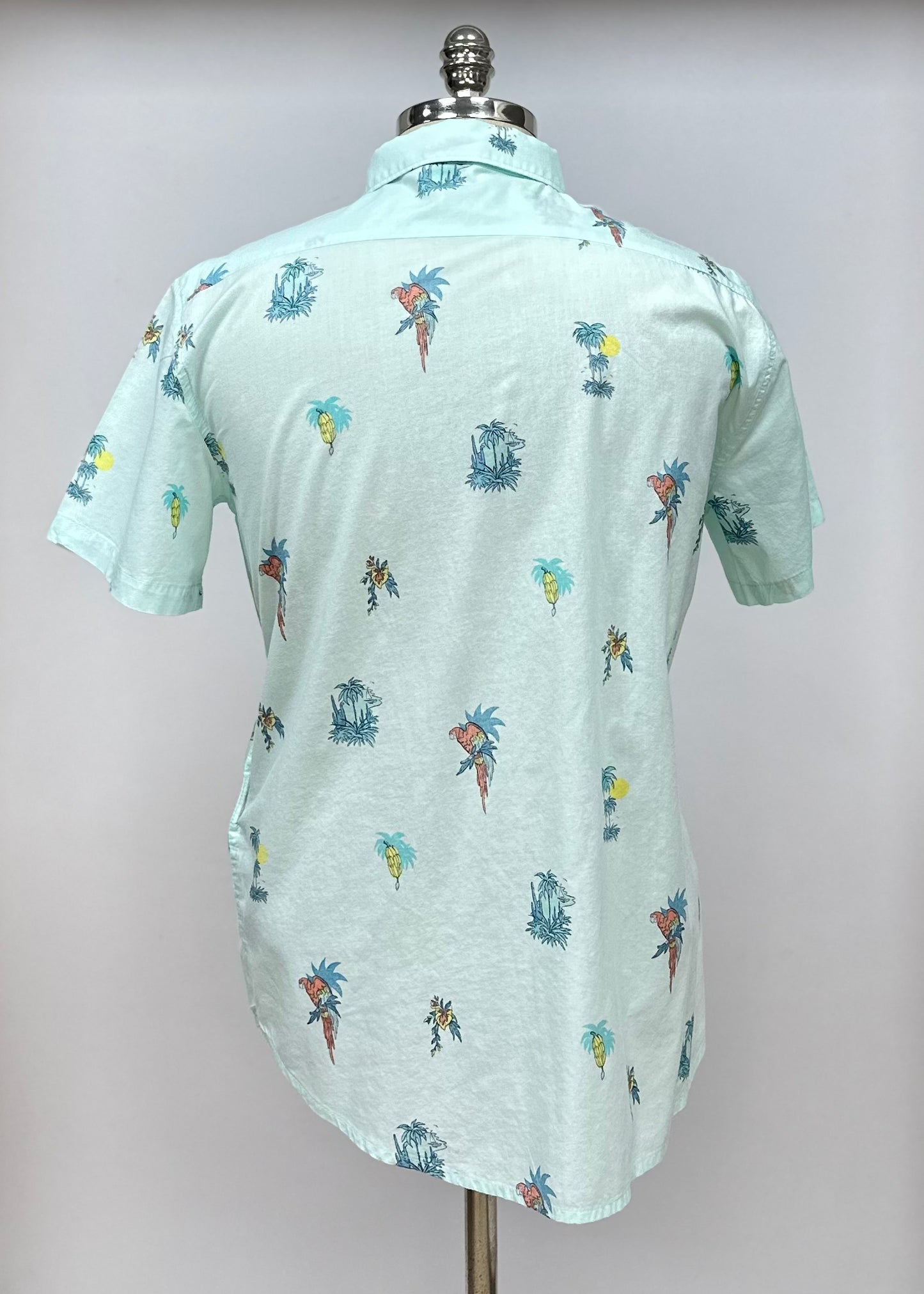 Camisa de botones Billabong 🏄🏽‍♂️ color celeste con diseño de palmeras Talla M Entalle Regular