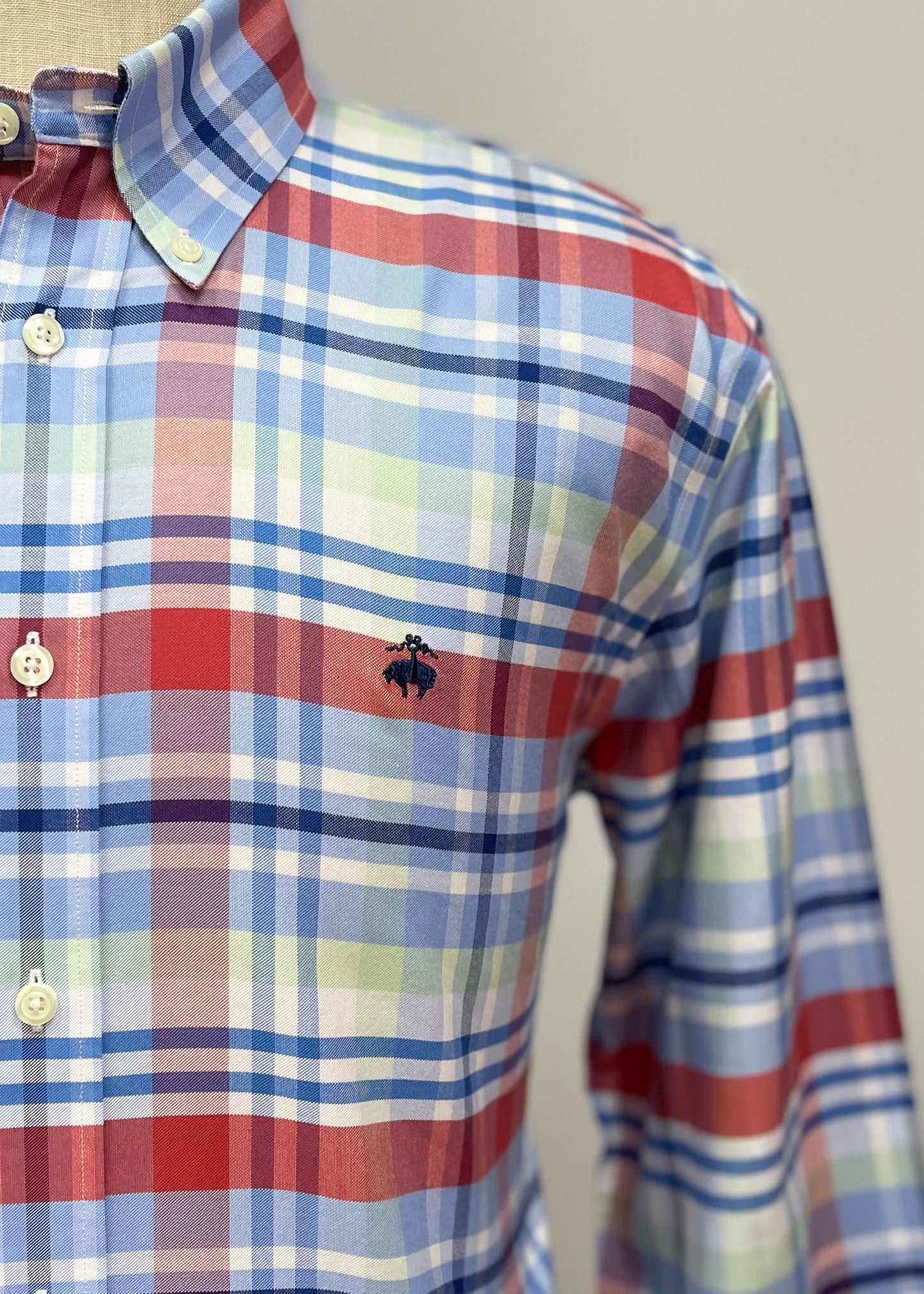 Camisa Brooks Brothers 🐑 con patrón de cuadros tartán en color celeste, rojo, verde claro y blanco Talla L Entalle Regular