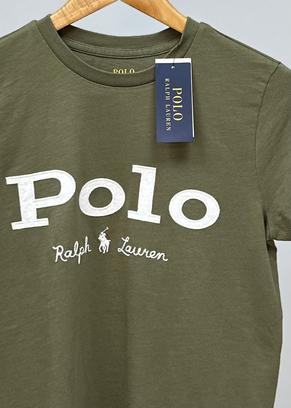 Camiseta cuello redondo de mujer Polo Ralph Lauren 🏇🏼 color verde oliva con diseño de logo blanco Talla XS Entalle Regular