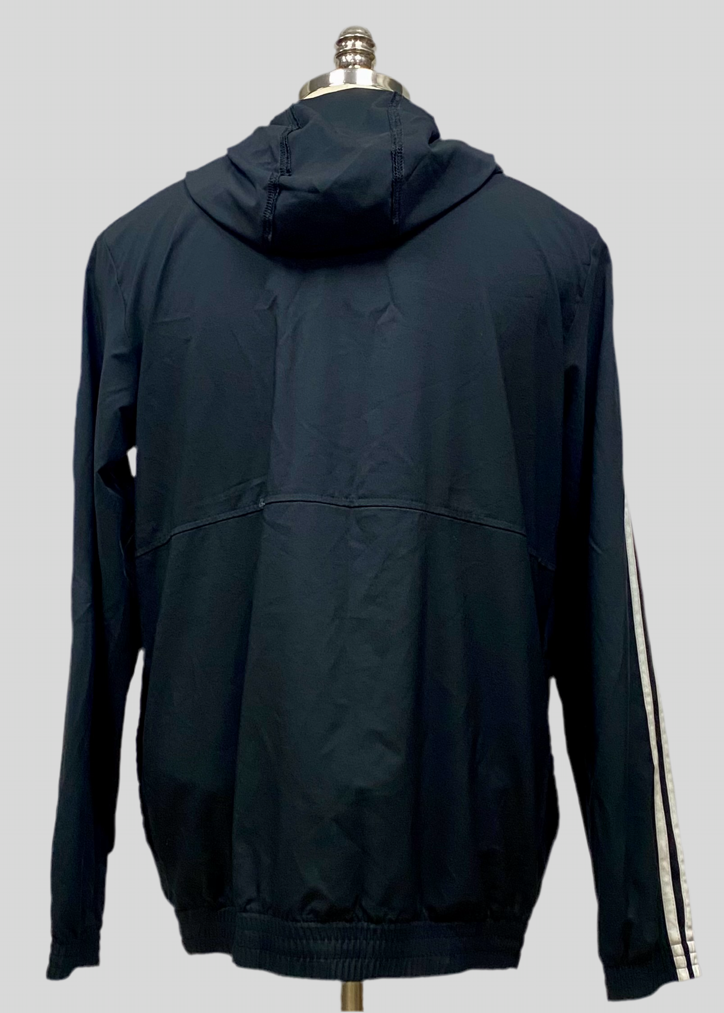 Jacket Adidas 🏃🏻‍♂️ color negro con rayas en blanco con zíper completo y logo en color blanco Talla M