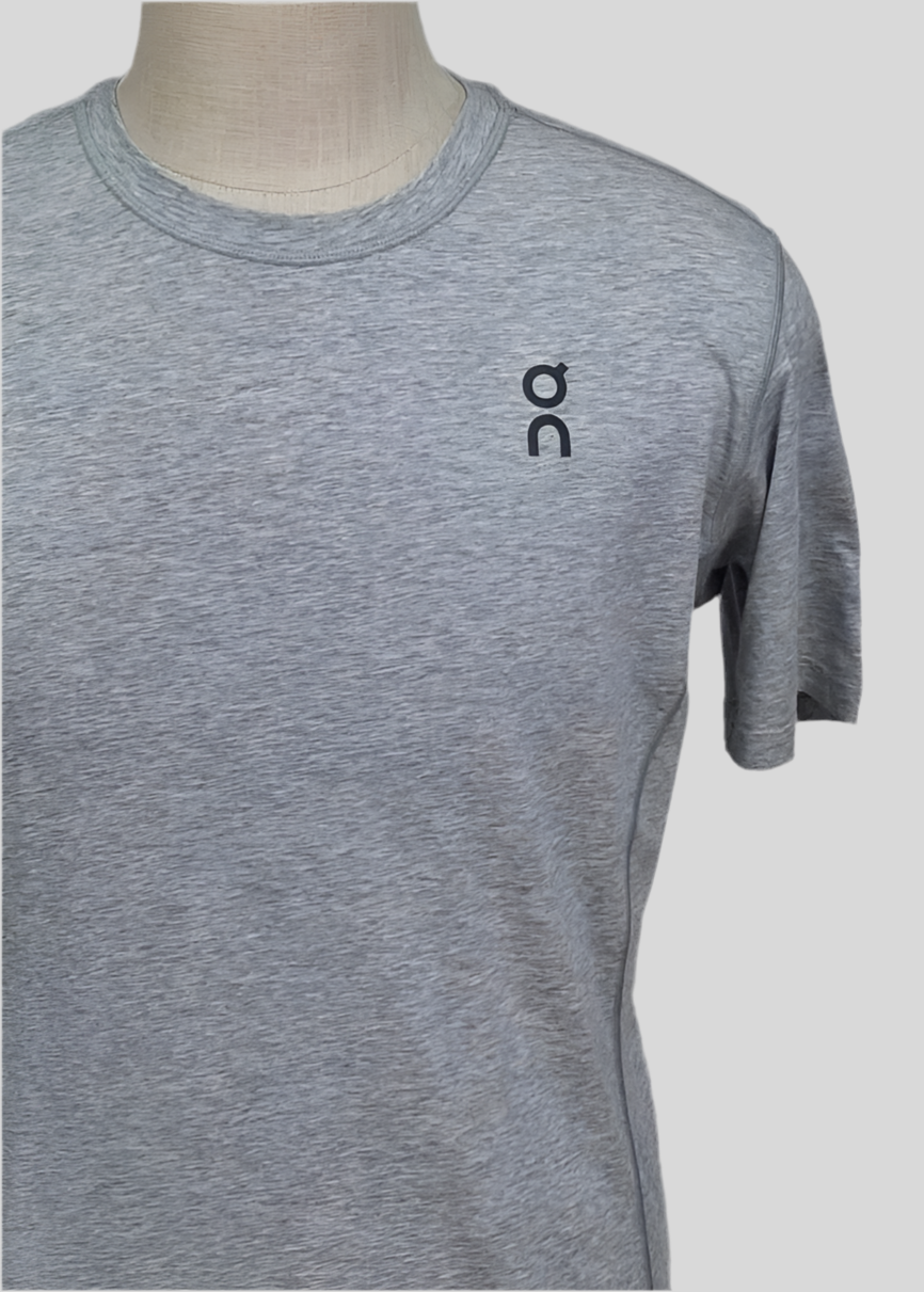 Camiseta de cuello redondo On Running 🏃🏻‍♂️ color gris claro con logo reflectante en color negro Talla M