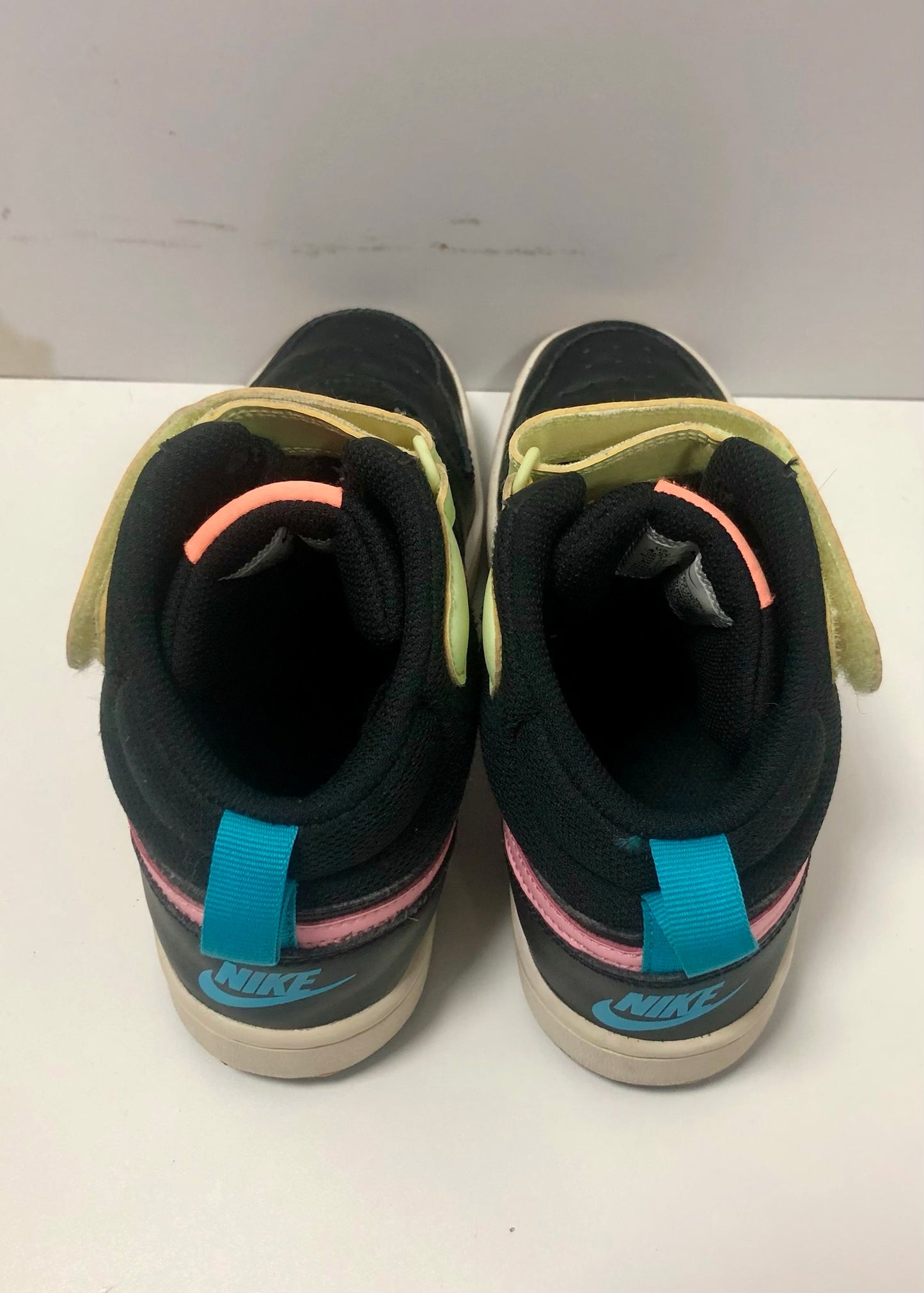 Zapatillas de niña Nike ✔️ Color negro, turquesa y rosado Talla 4.5