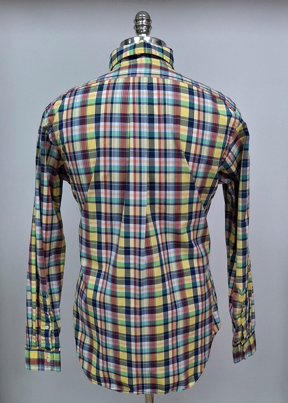 Camisa Polo Ralph Lauren 🏇🏼 Color amarillo con patron de cuadros tartan en color rojo, azul y blanco Talla M Entalle Clásico