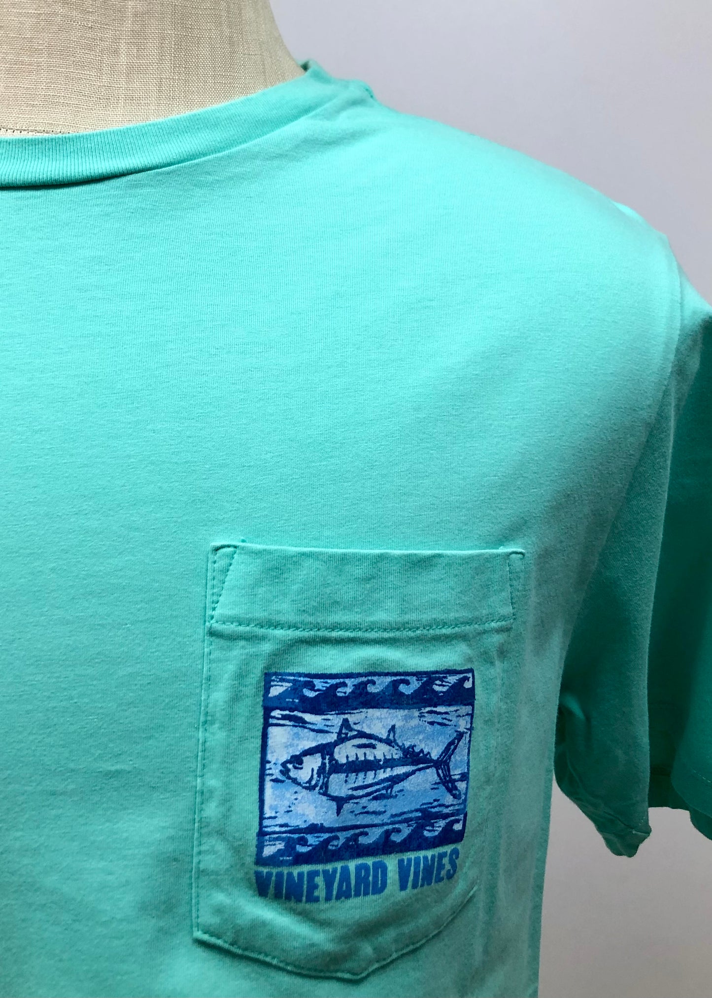 Camiseta de bolsillo Vineyard Vines 🐳 color turquesa con Diseño de Pez en azul Talla L