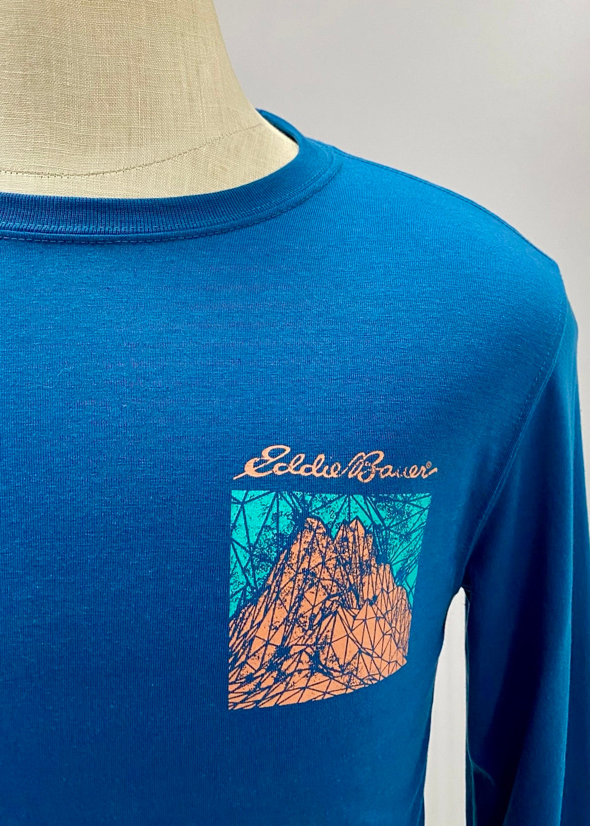 Camiseta cuello redondo Eddie  Bauer color azul con Diseño de ballena en azul Talla S