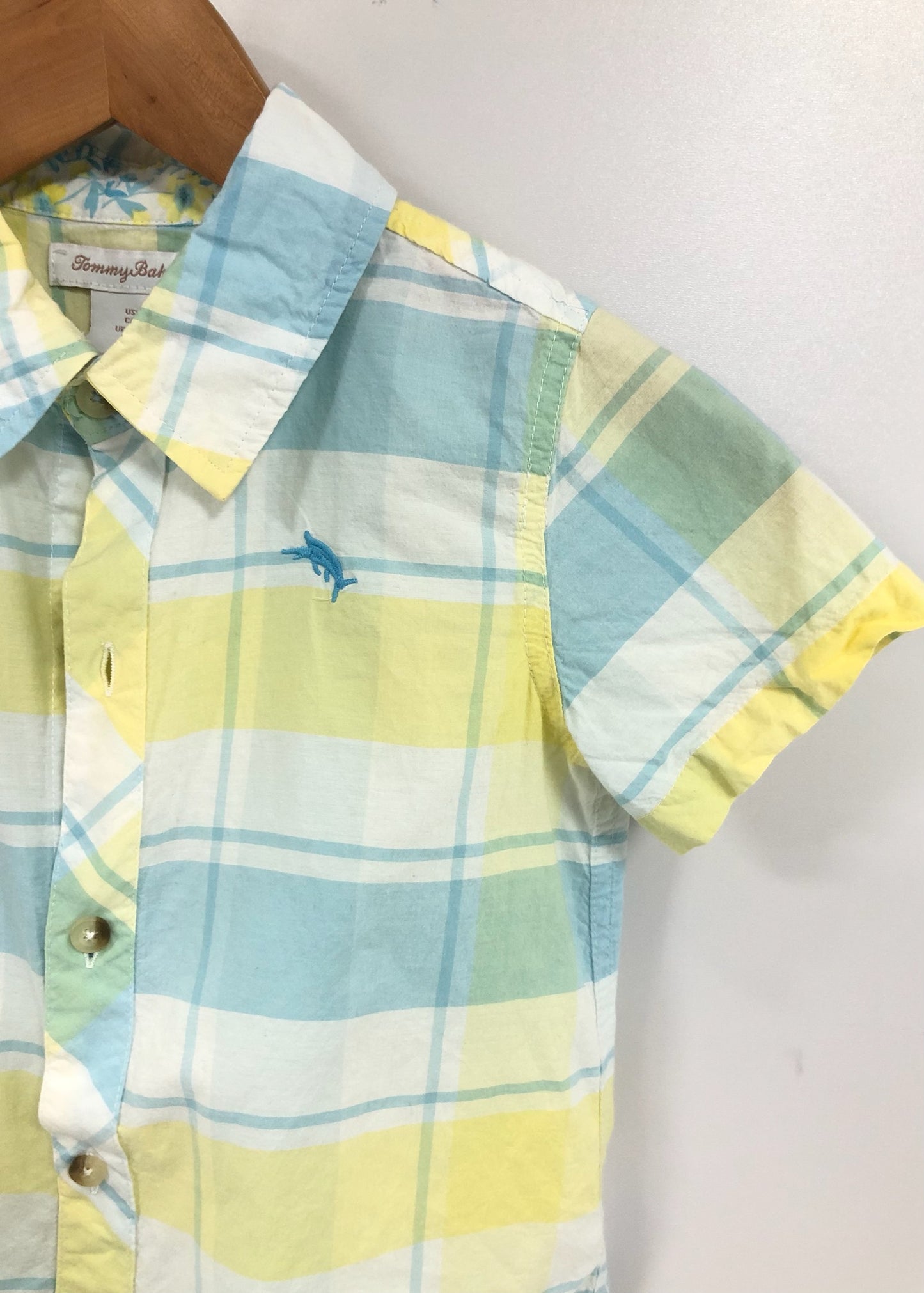 Camisa de niño Tommy Bahama 🌴 con patron de cuadros en celeste, amarillo y blanco Talla 4-5 Entalle Regular