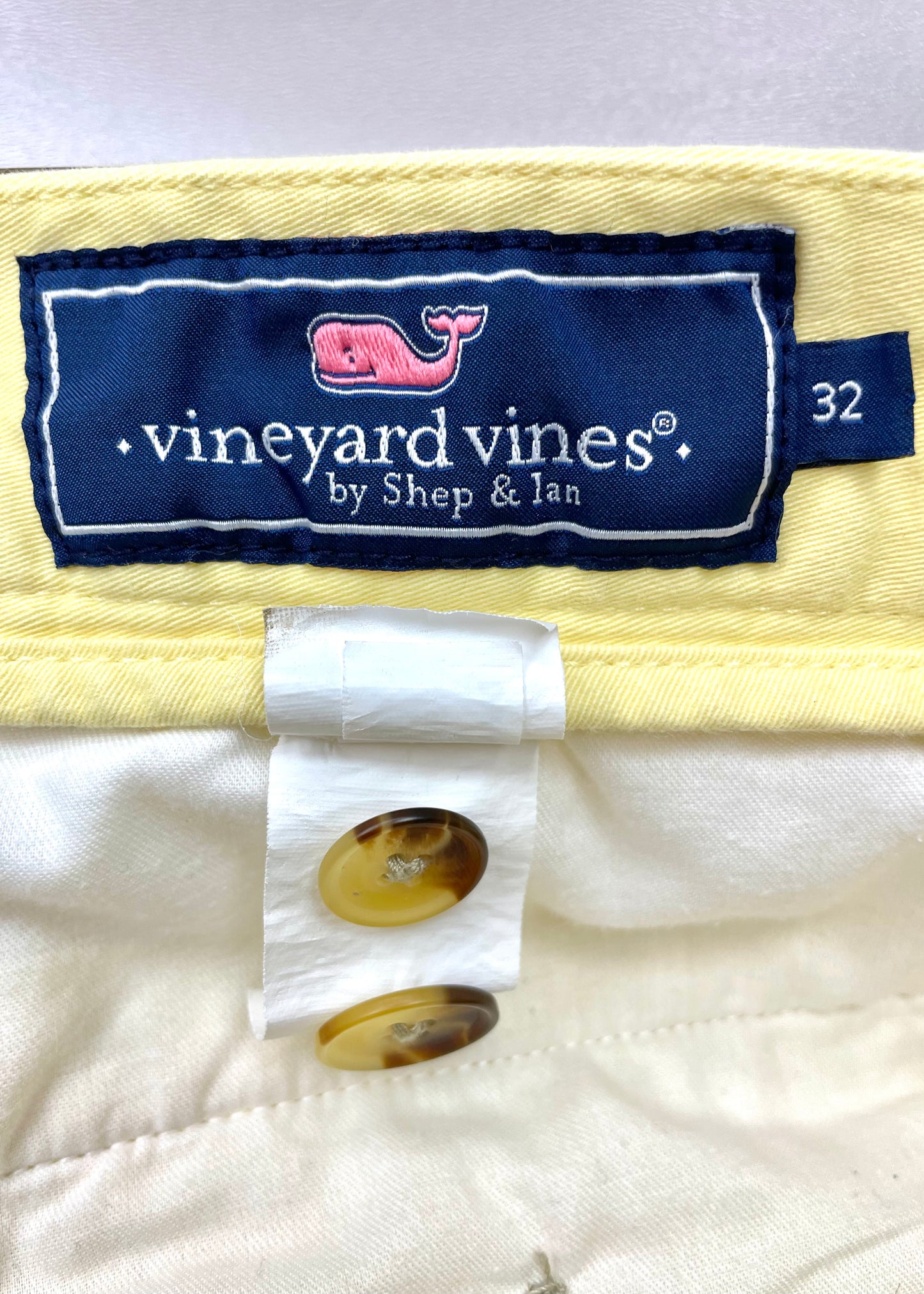 Short Casual Vineyard Vines 🐳 color amarillo con diseño de ballenas talla 32