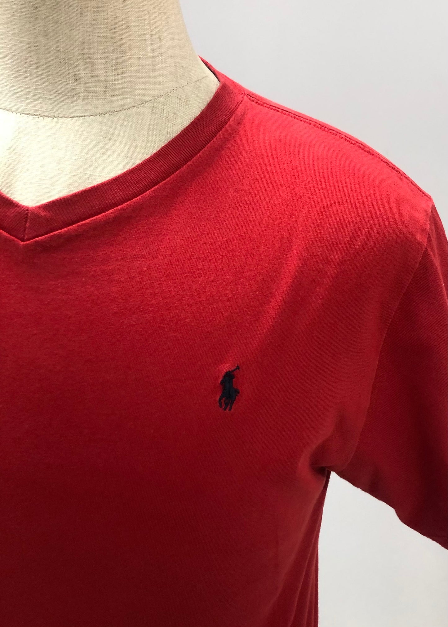 Camiseta cuello V de niño Ralph Lauren 🏇🏼  color rojo y logo en color azul navy Talla XL (18-20) Entalle Regular (ver descripción)