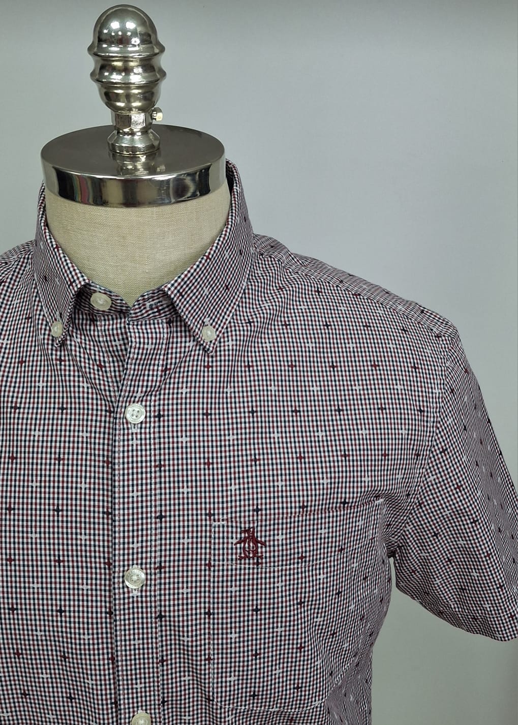 Camisa Original Penguin 🐧 de cuadros en color rojo, negro y blanco Talla M Entalle Regular